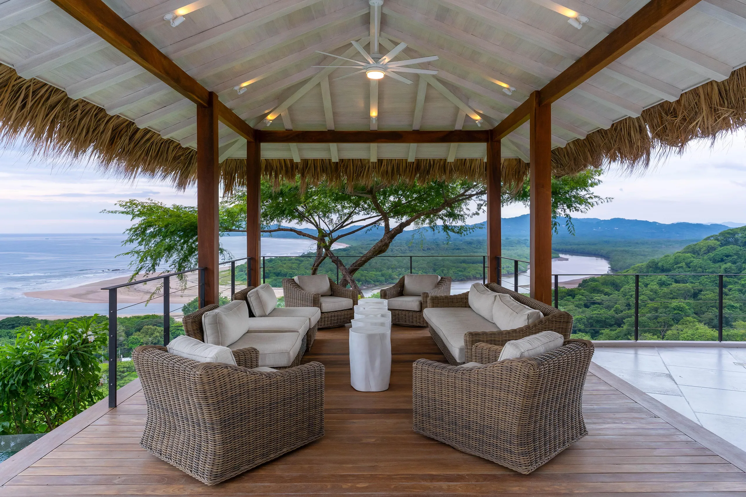 Expansive Estate with Dual Pools and Stunning Ocean Views — photograph 4