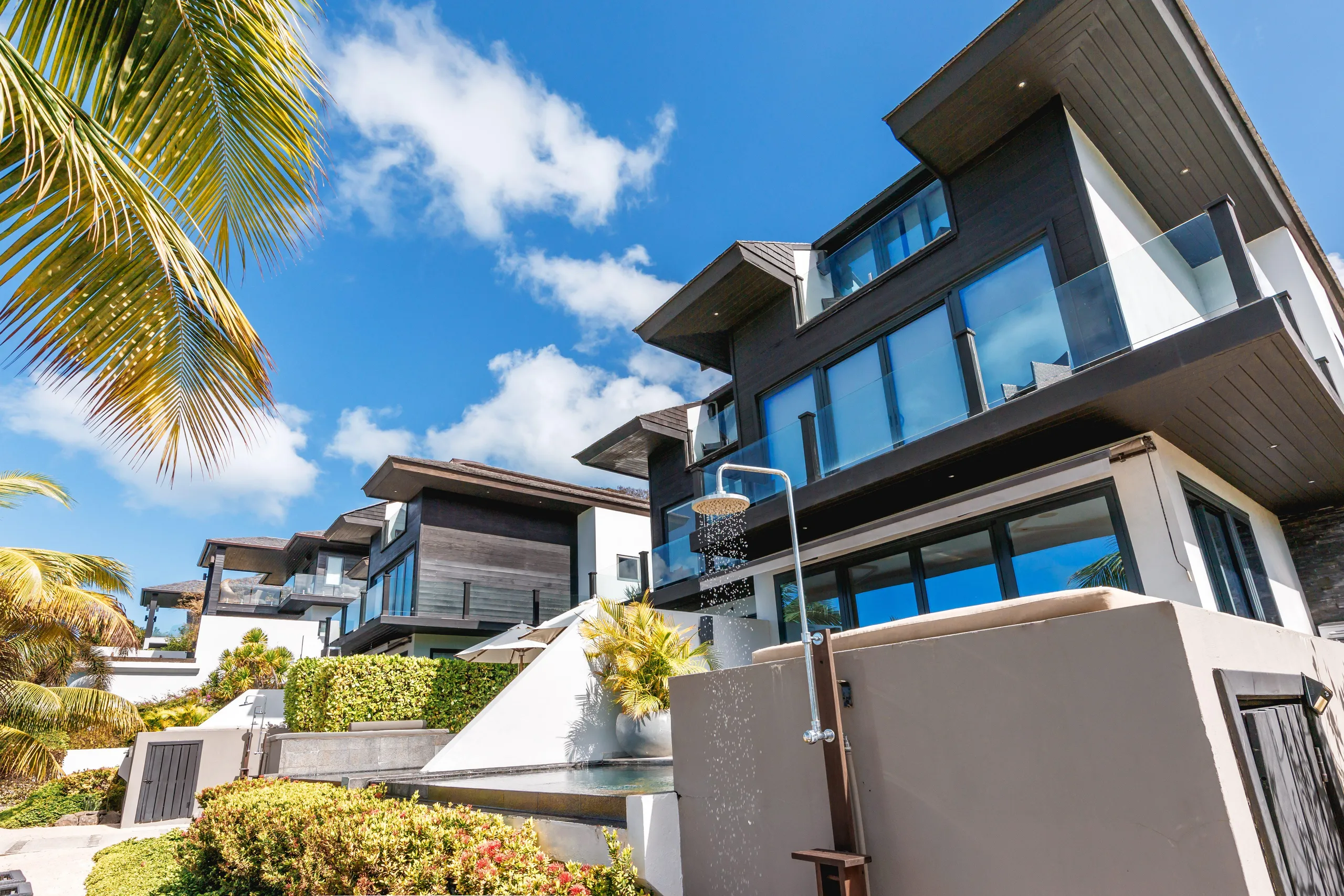 Posh Beachfront 3-Story Townhouse with Wrap-Around Terrace & Pool — photograph 3