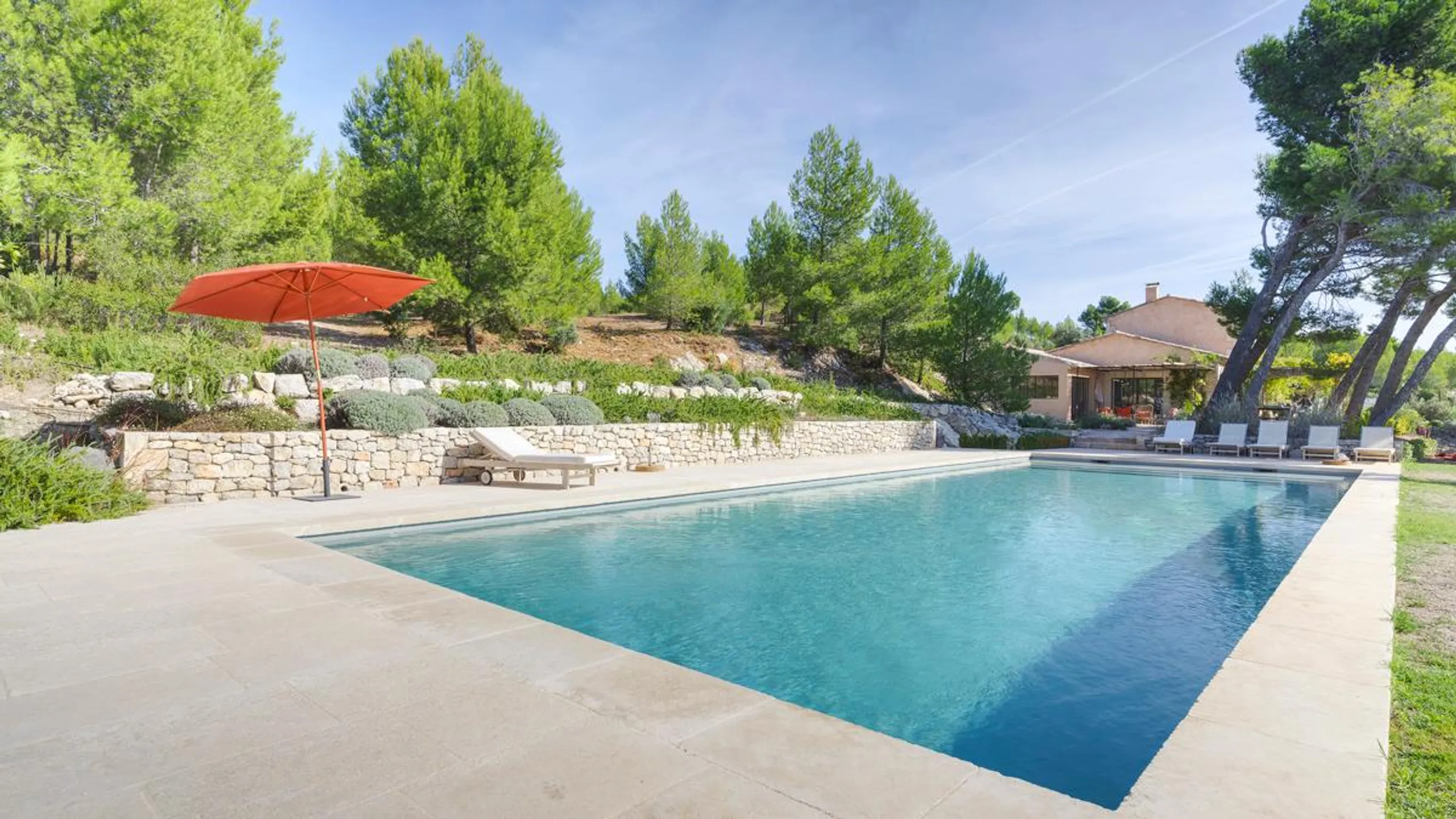 Spacious 7-Bedroom Villa with Heated Pool and Mountain Views, Mouries