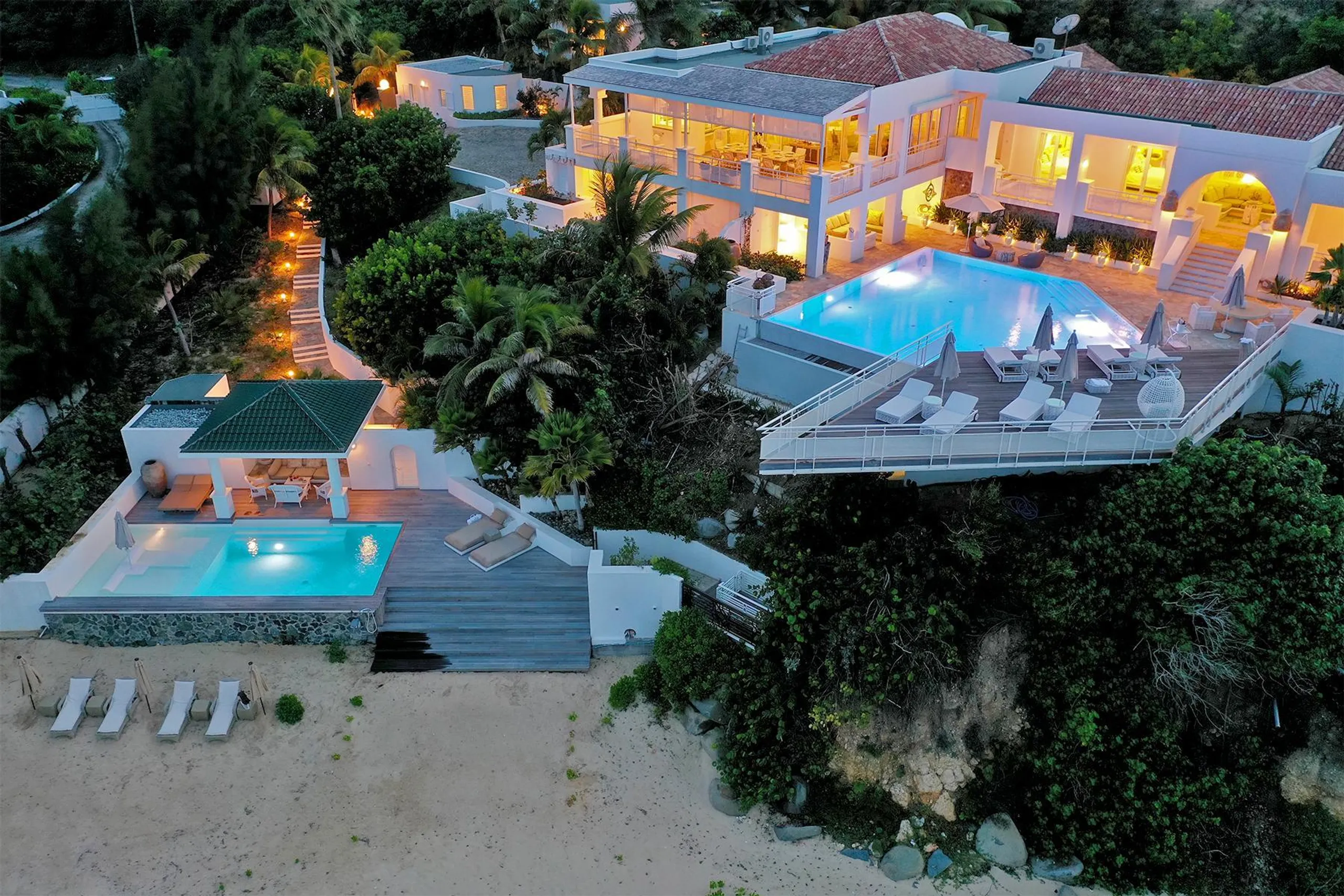 Elegant Luxury Cliffside Villa with Private Pool and Breathtaking Ocean Views — photograph 11