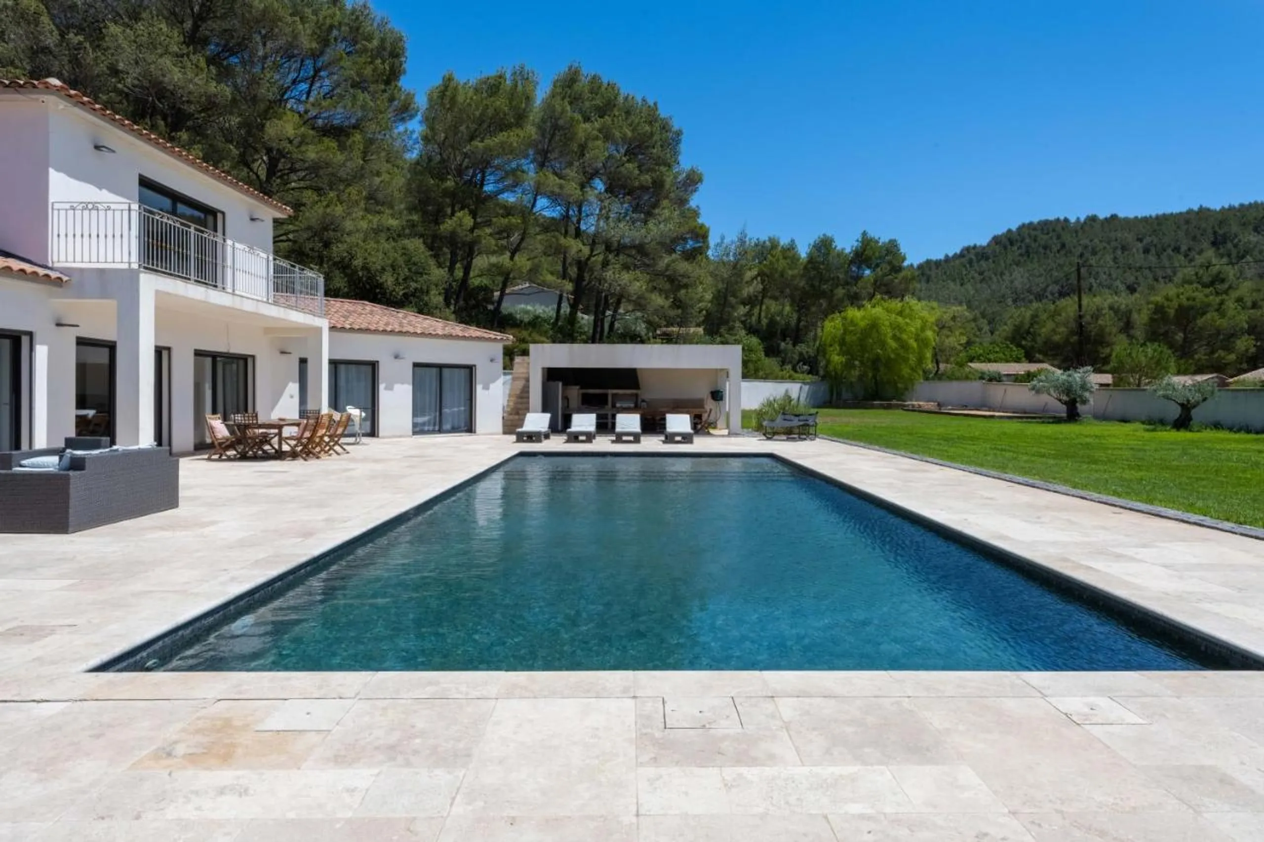 Splendorous Family Villa with Heated Pool and Resort-Style Amenities — photograph 2