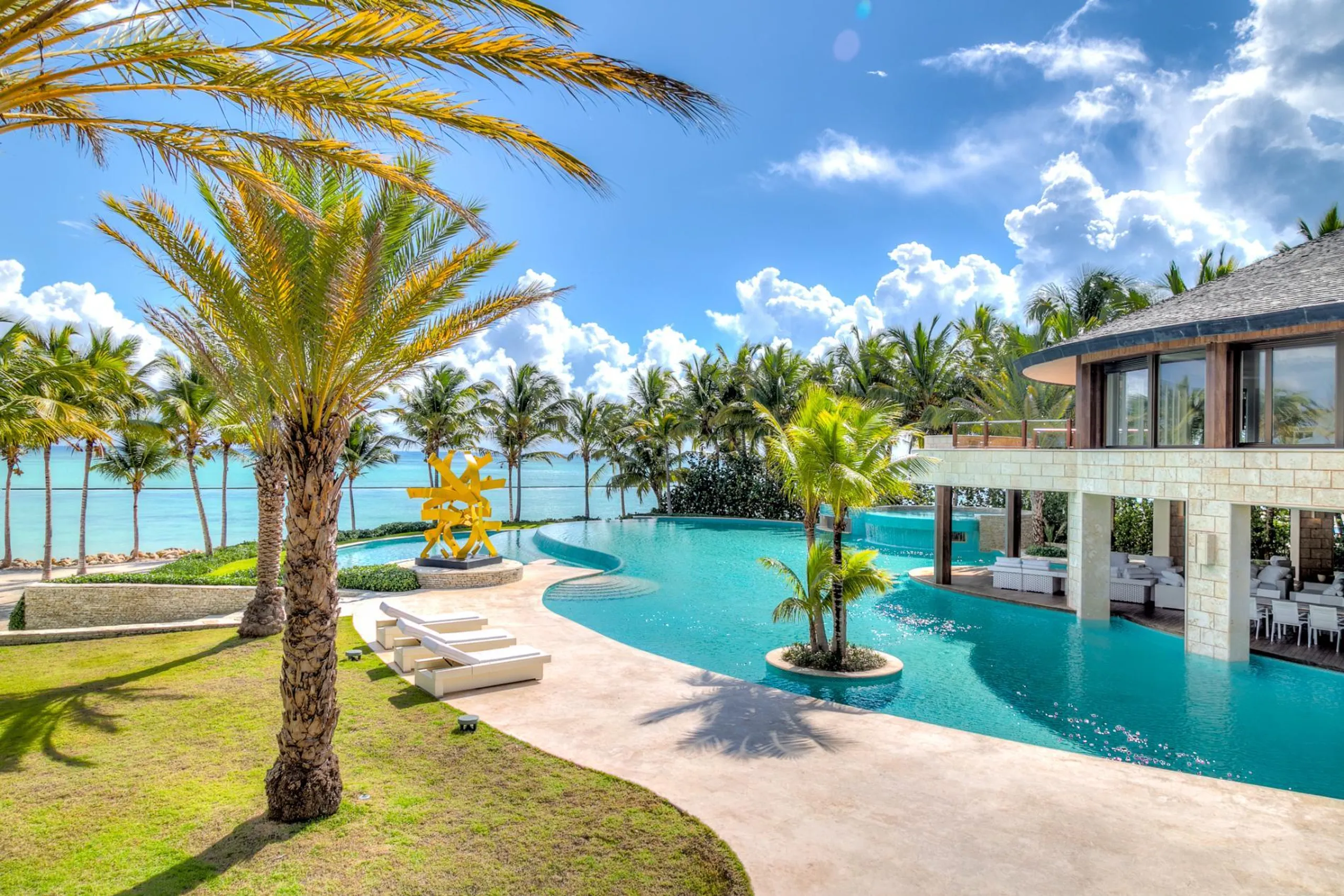 Spectacular Modern Villa: High Ceilings, Futuristic Spiral Stairs, and Intriguing Sculptures — photograph 2
