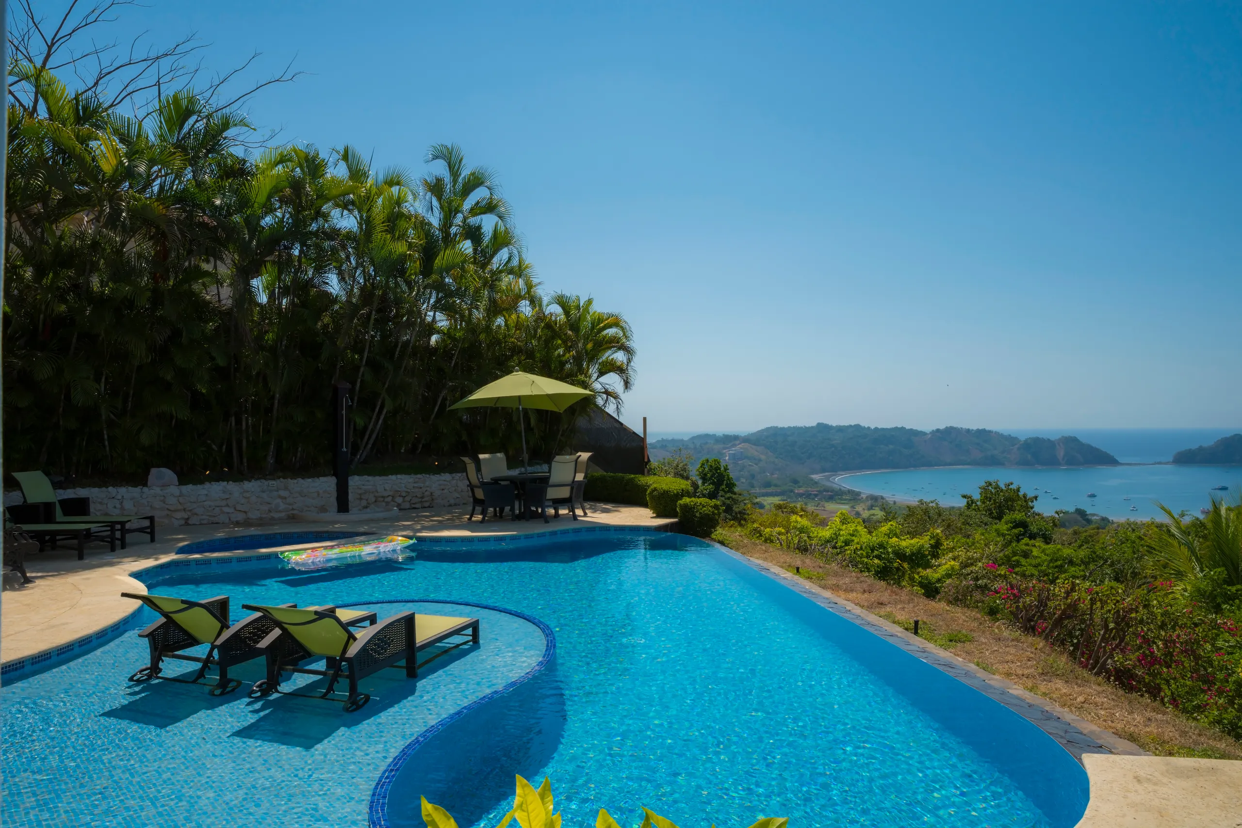 Luminous Five Bedroom Villa with Private Pool, and Ocean Views — photograph 4