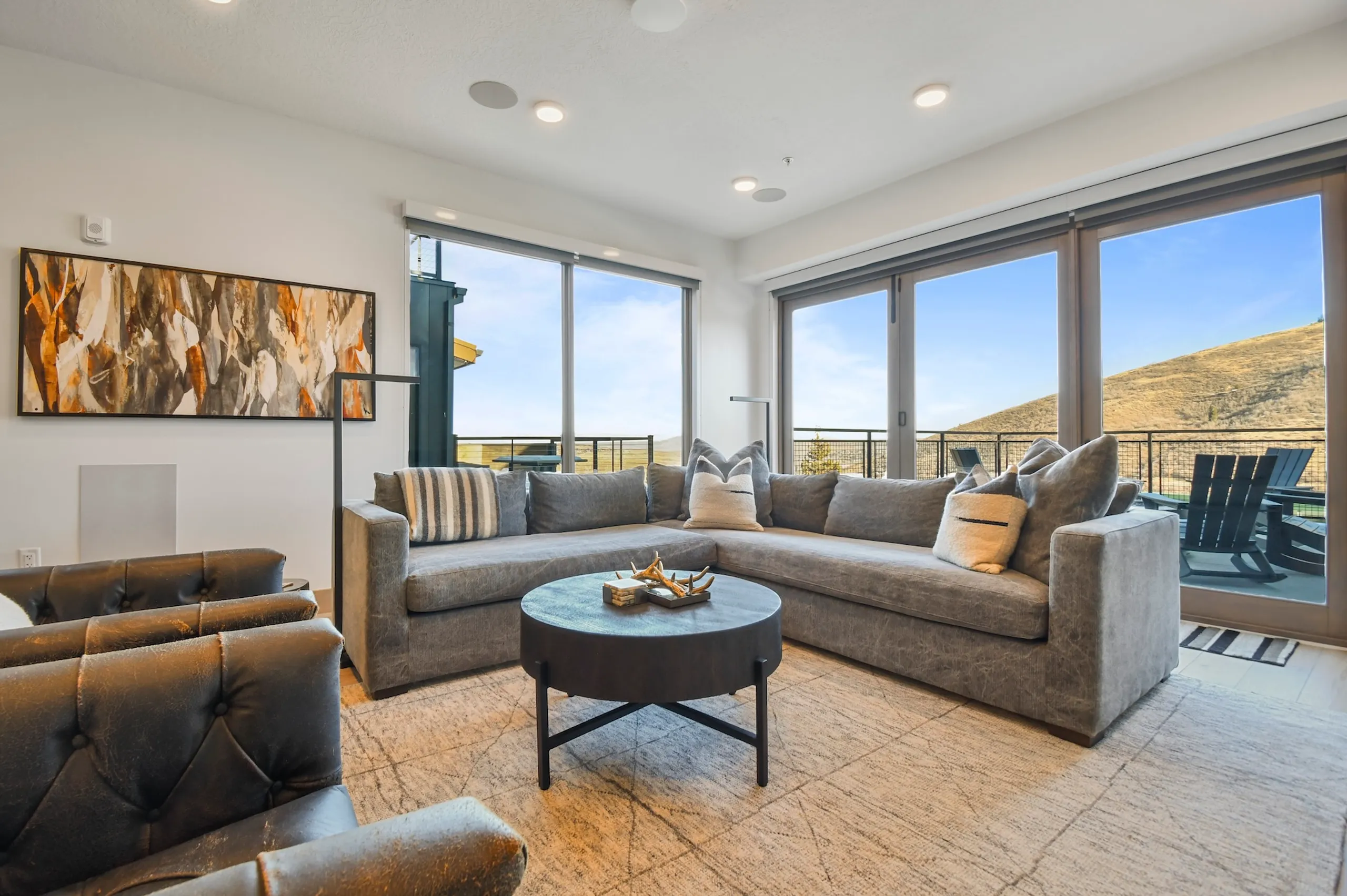 Elegant 3BR Mountainside Villa with Balcony, Firepit, Ski Access and Mountain Views — photograph 4
