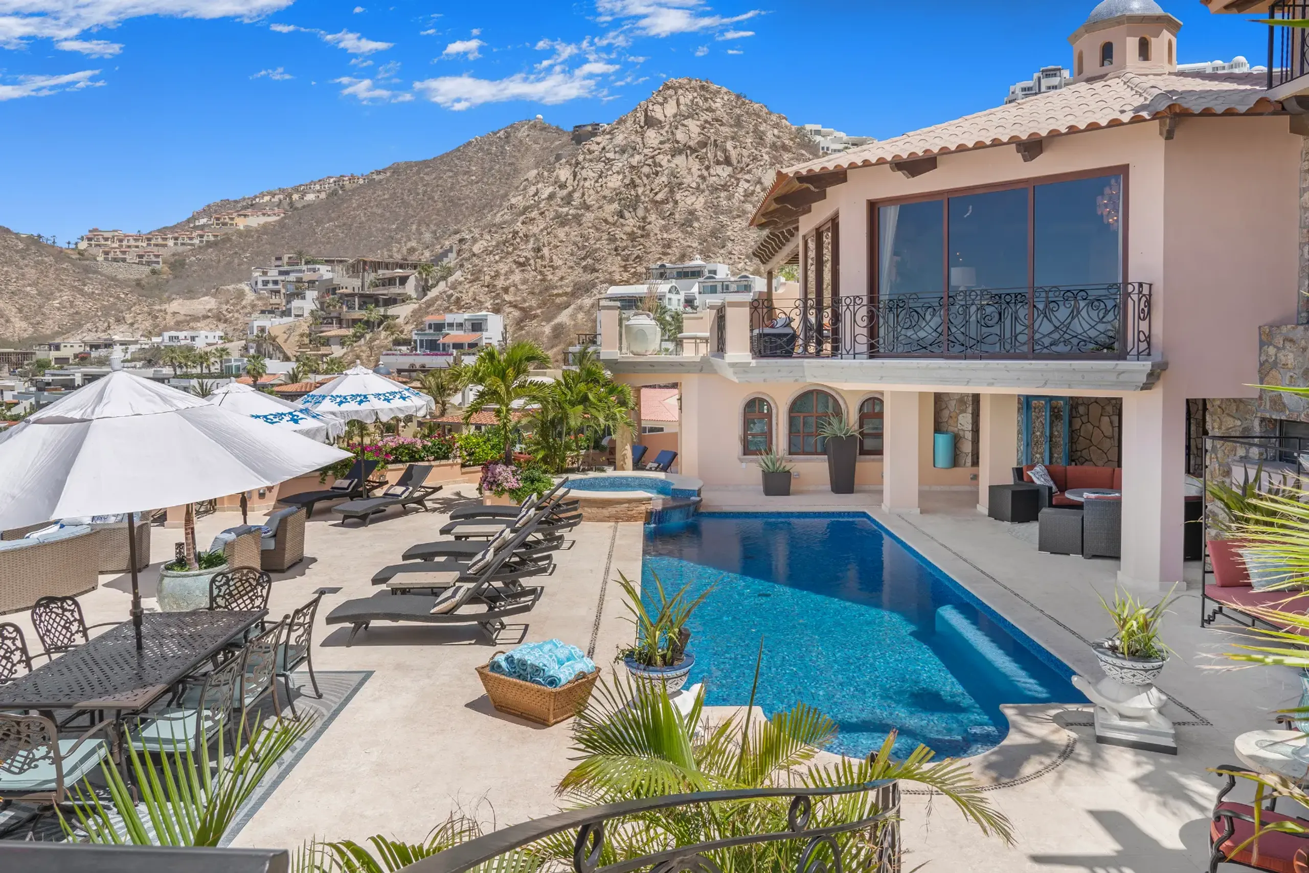 Opulent 9-Bedroom Villa with Private Pools, and Ocean Views — photograph 5