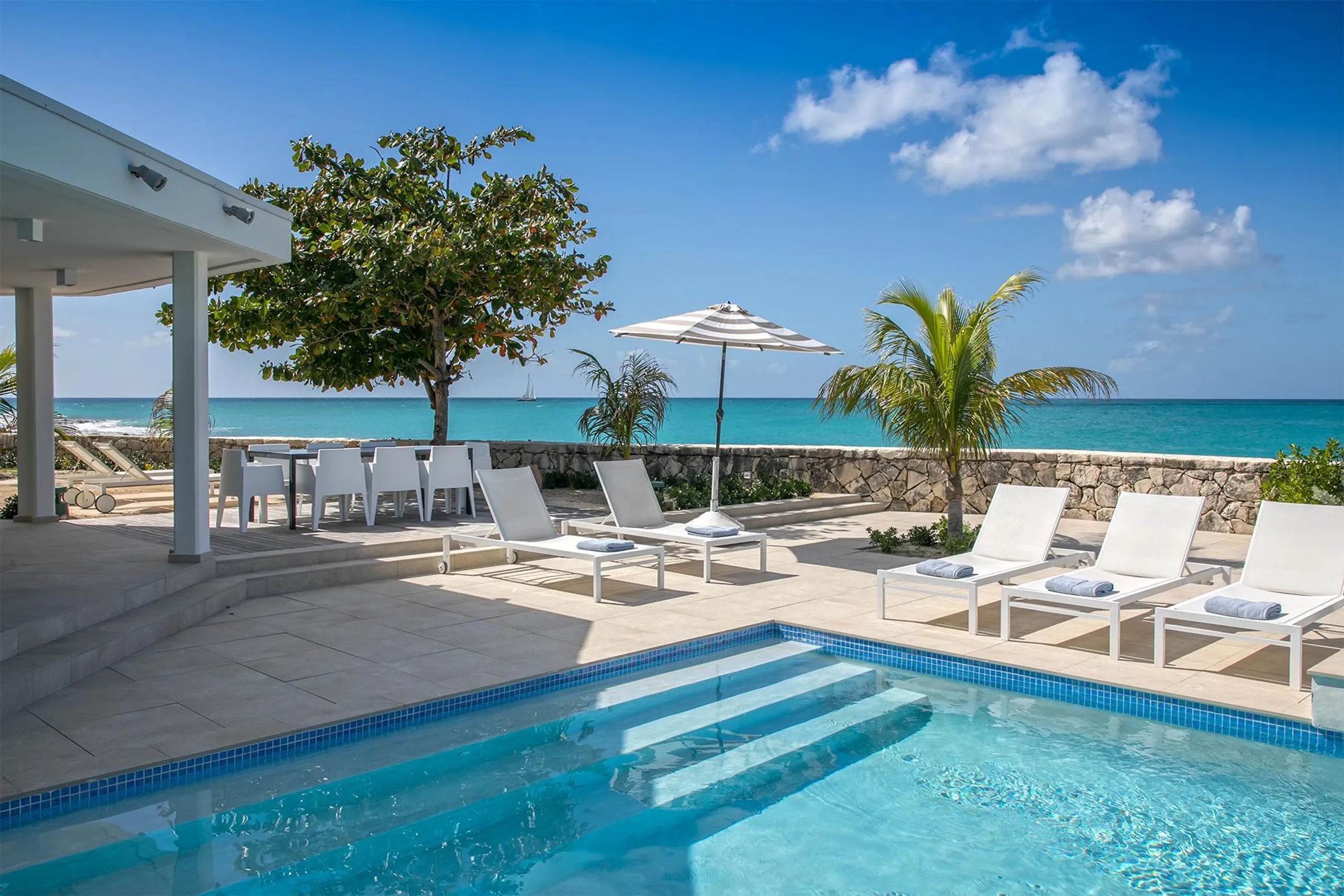 Elegant Coastal  Beachfront Villa in Plum Bay Beach with Private Pool — photograph 9