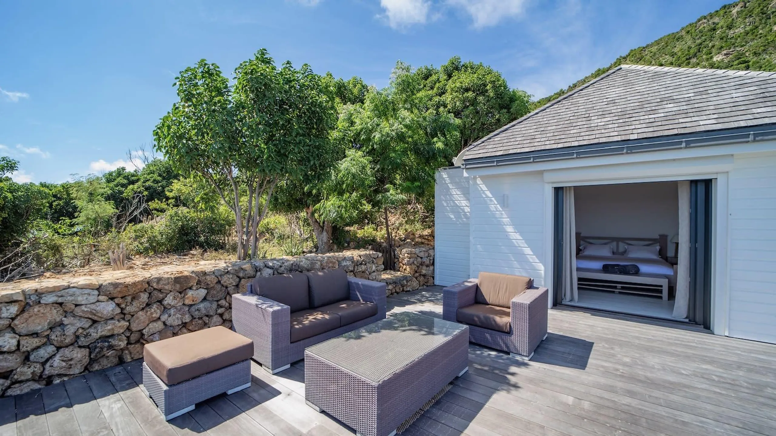 Refreshing Grand Villa near Shops and Beaches — photograph 2