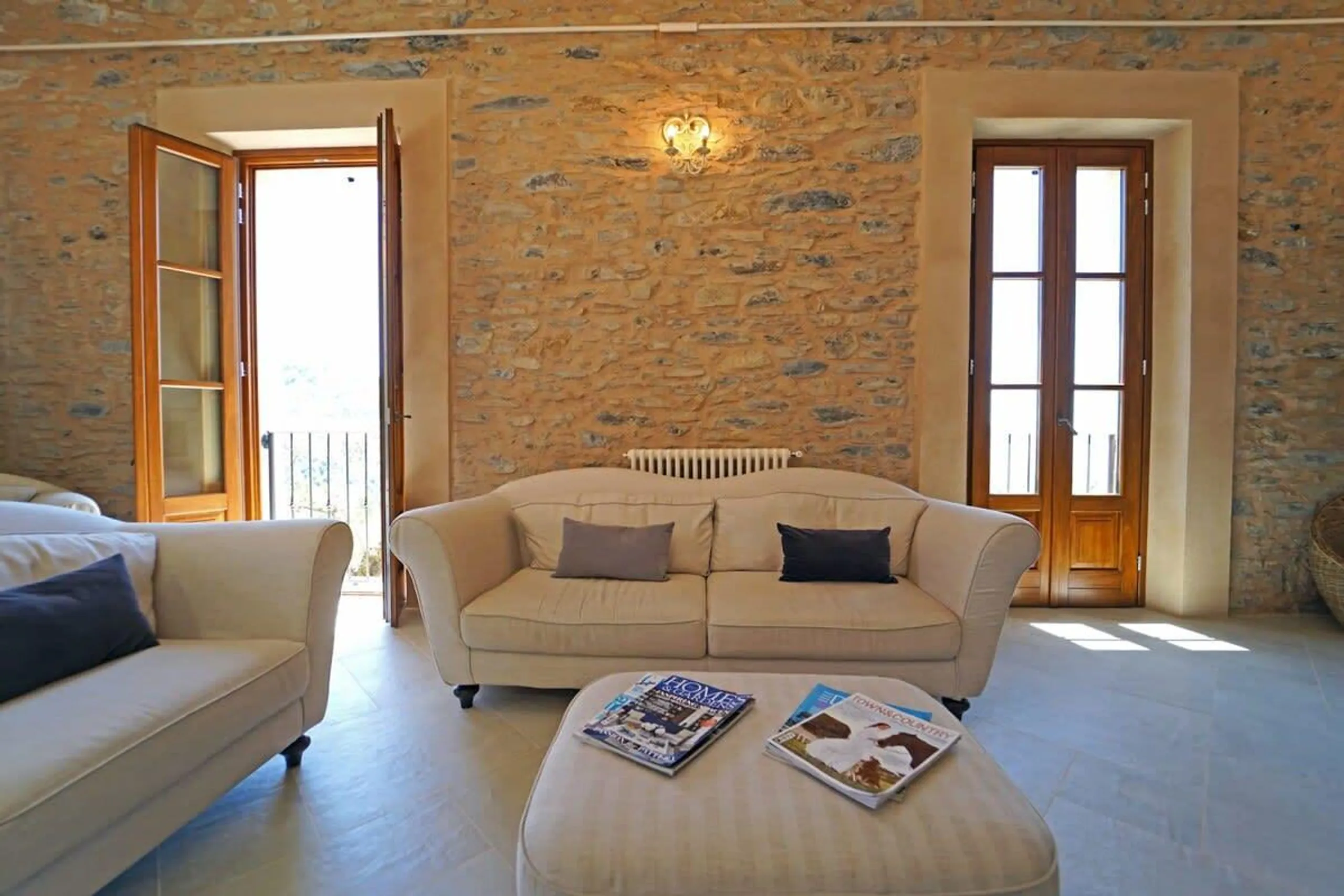 Charming Restored Farmhouse with Invigorating Pool — photograph 5