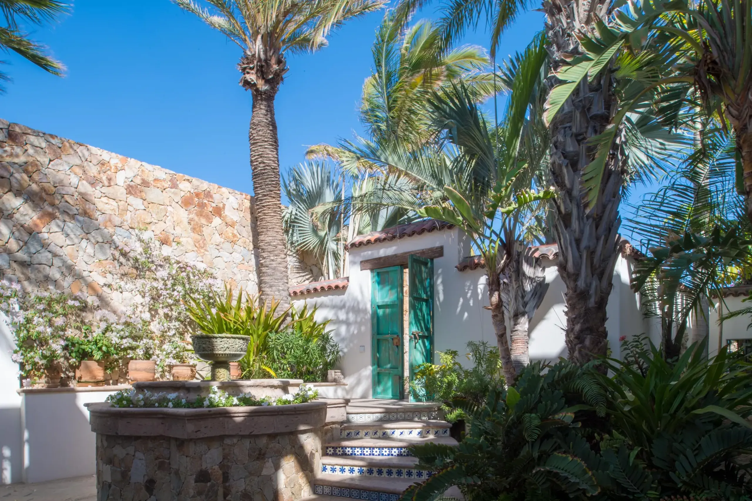 Grandiose Cabo San Lucas Villa with Infinity Pool and Outdoor Fireplace — photograph 10