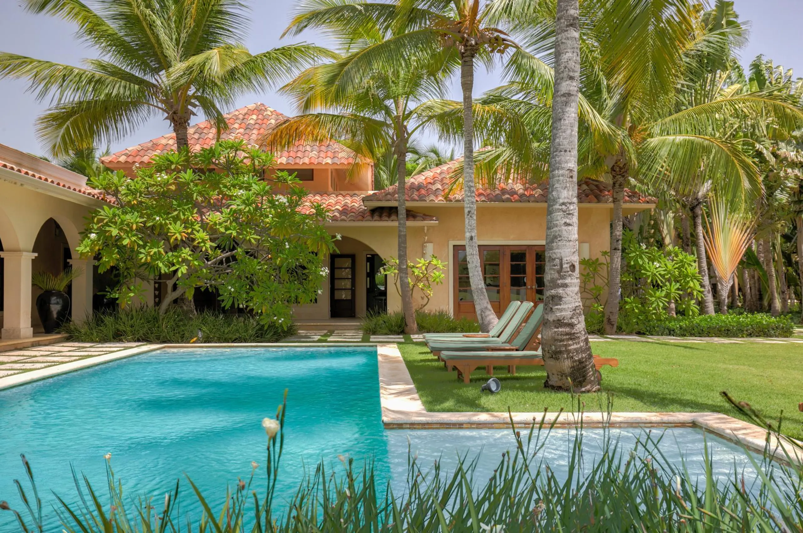 Tropical Paradise Villa in Punta Cana: 9 Bedrooms, Two Pools, and Spacious Living Areas — photograph 8