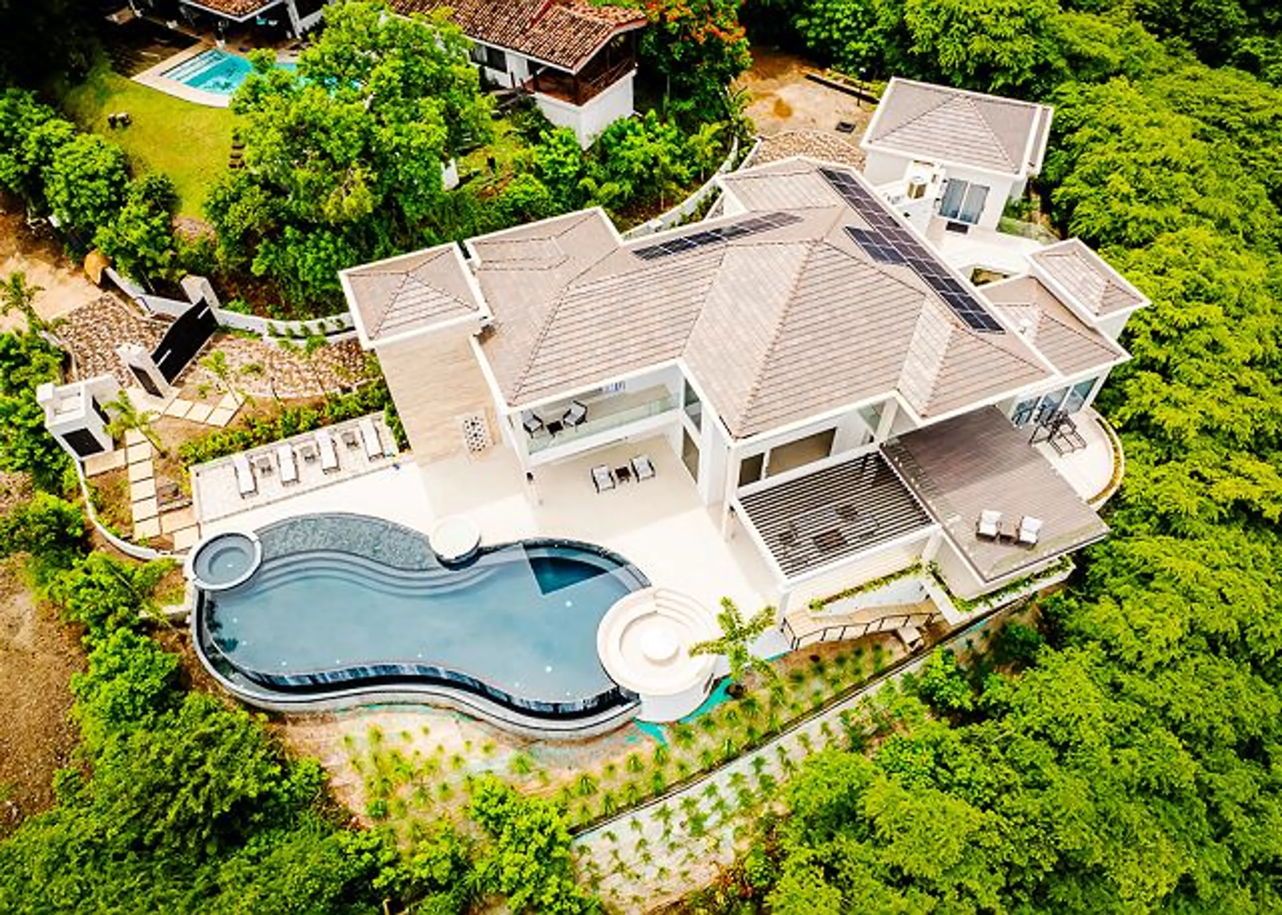 Stunning Luxury Resort-Style Villa with Private Pool, Firepit Area and Ocean Views — photograph 3