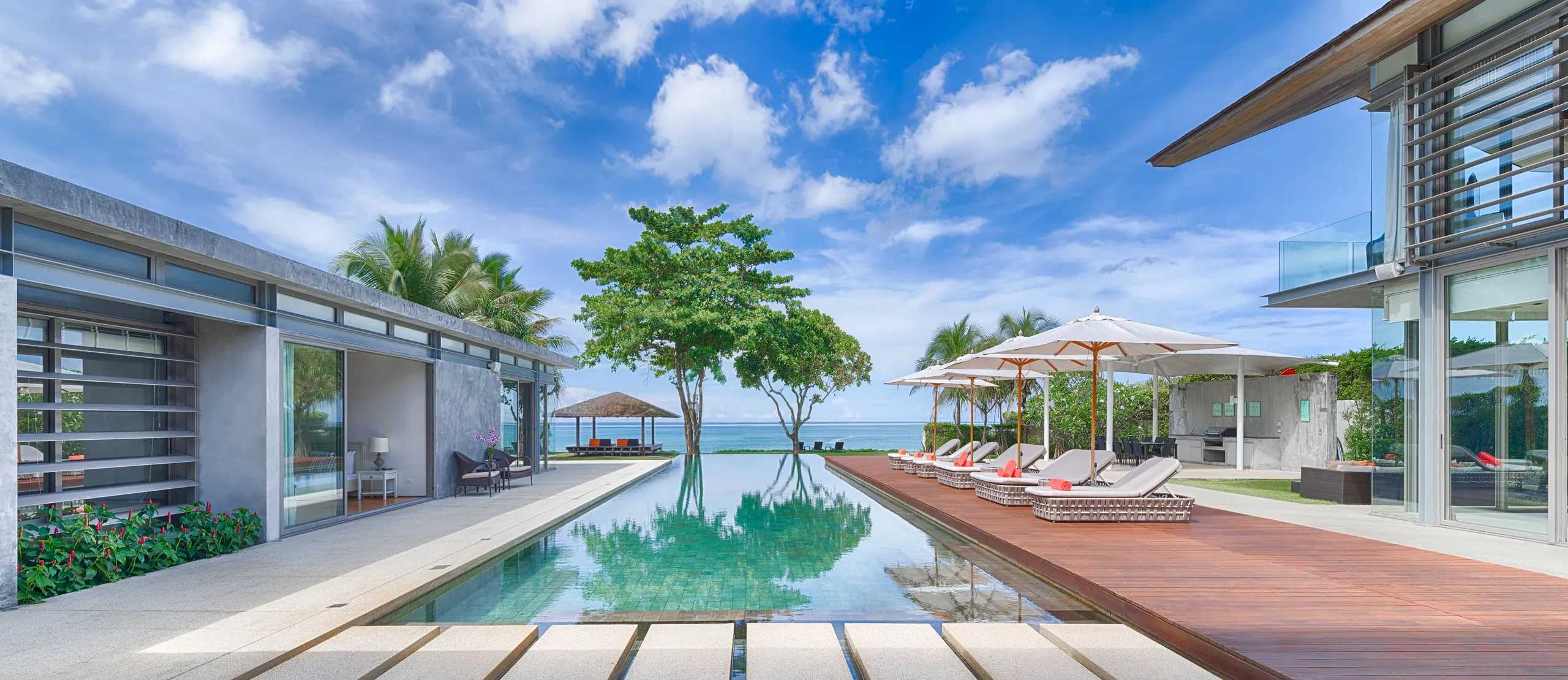 Captivating Coastal Retreat with Infinity Pool — photograph 3