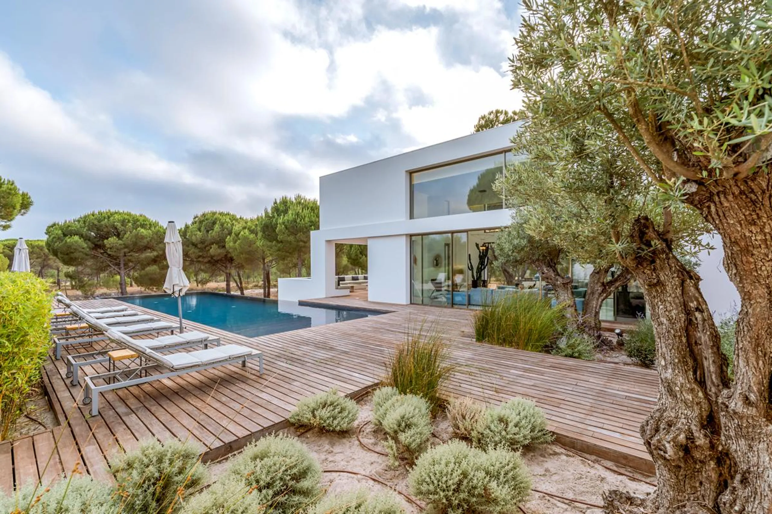 Contemporary Architectural Villa with Infinity Pool and Beach Access, Setubal