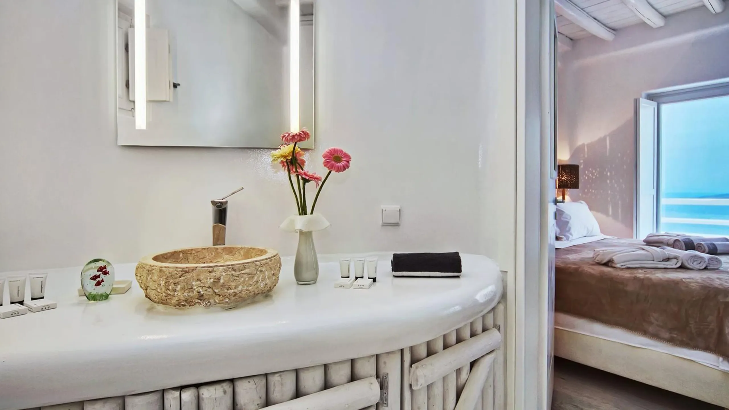 Luxurious Haven with Panoramic Views and Infinity Pool — photograph 10