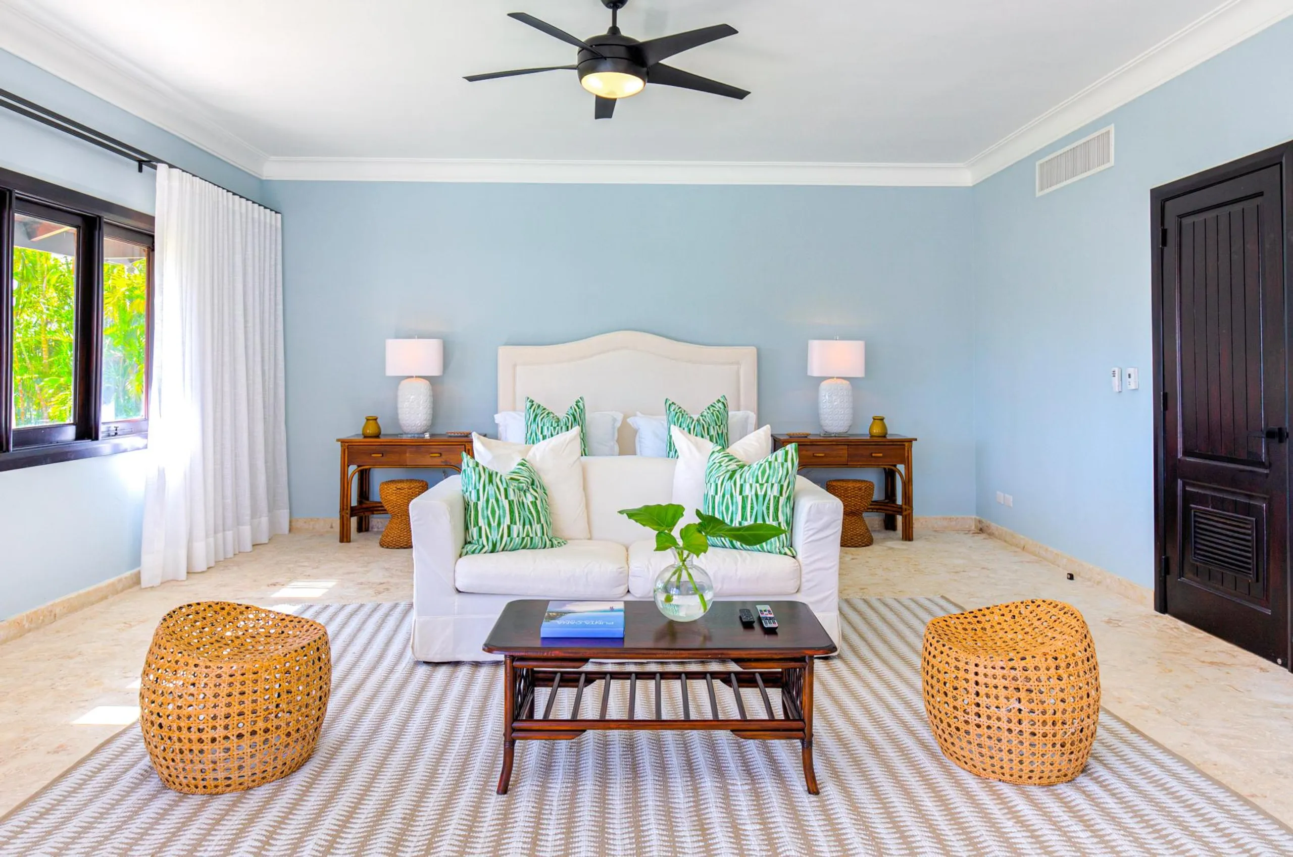 Traditional Tropical Villa with Sparkling Pool — photograph 10
