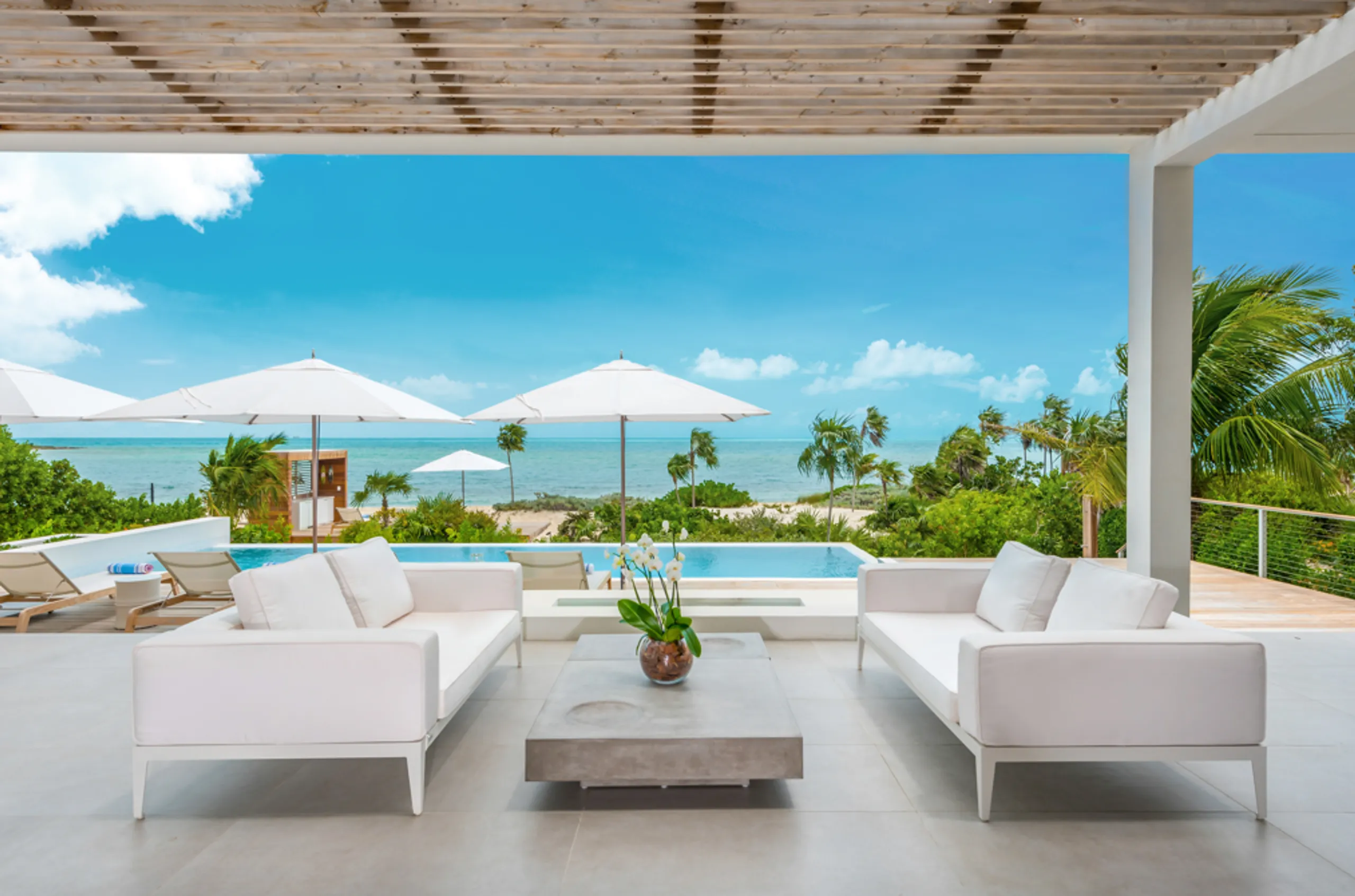 Ultra Modern Contemporary Luxury Beachfront Villa with Infinity Pool and Ocean Views — photograph 3