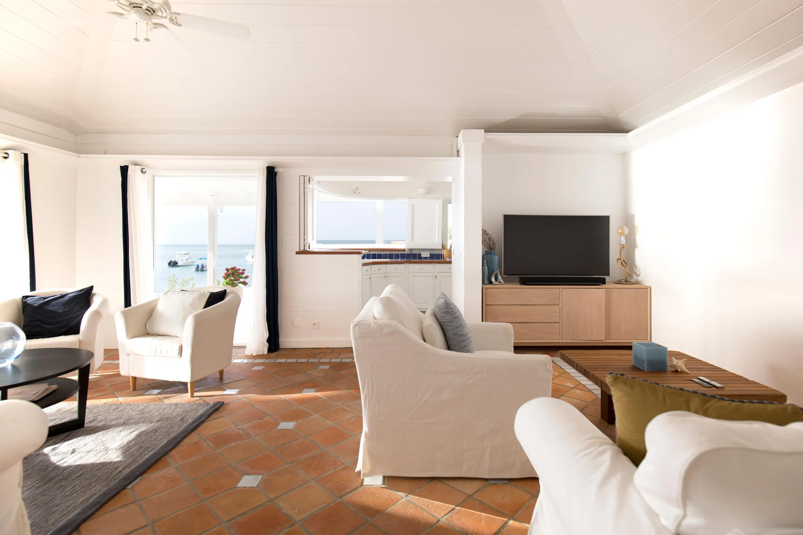Charming Seaside Beach Front Villa with Stunning Ocean Views — photograph 6