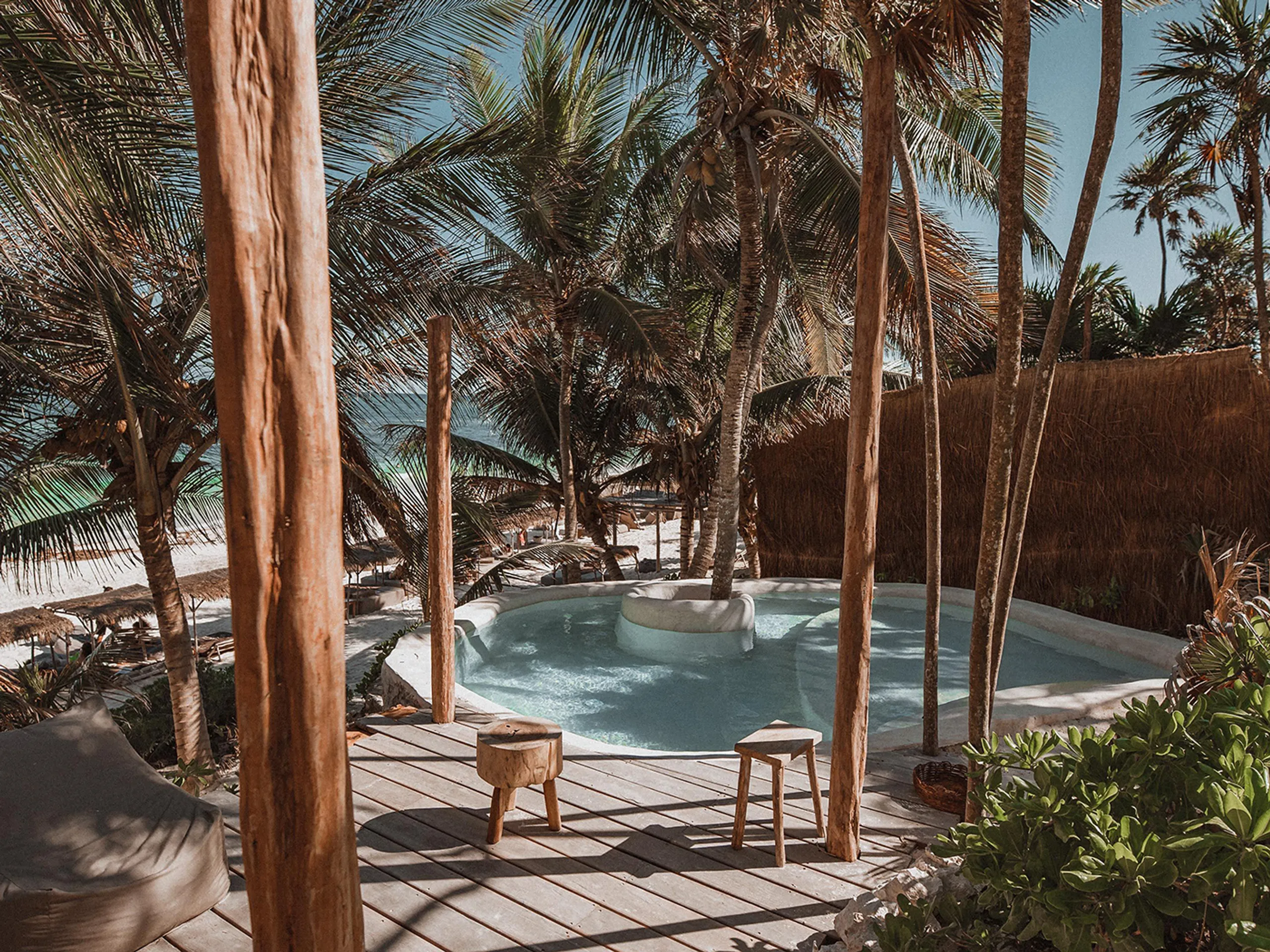 Captivating Luxury Villa with Beach Access — photograph 2