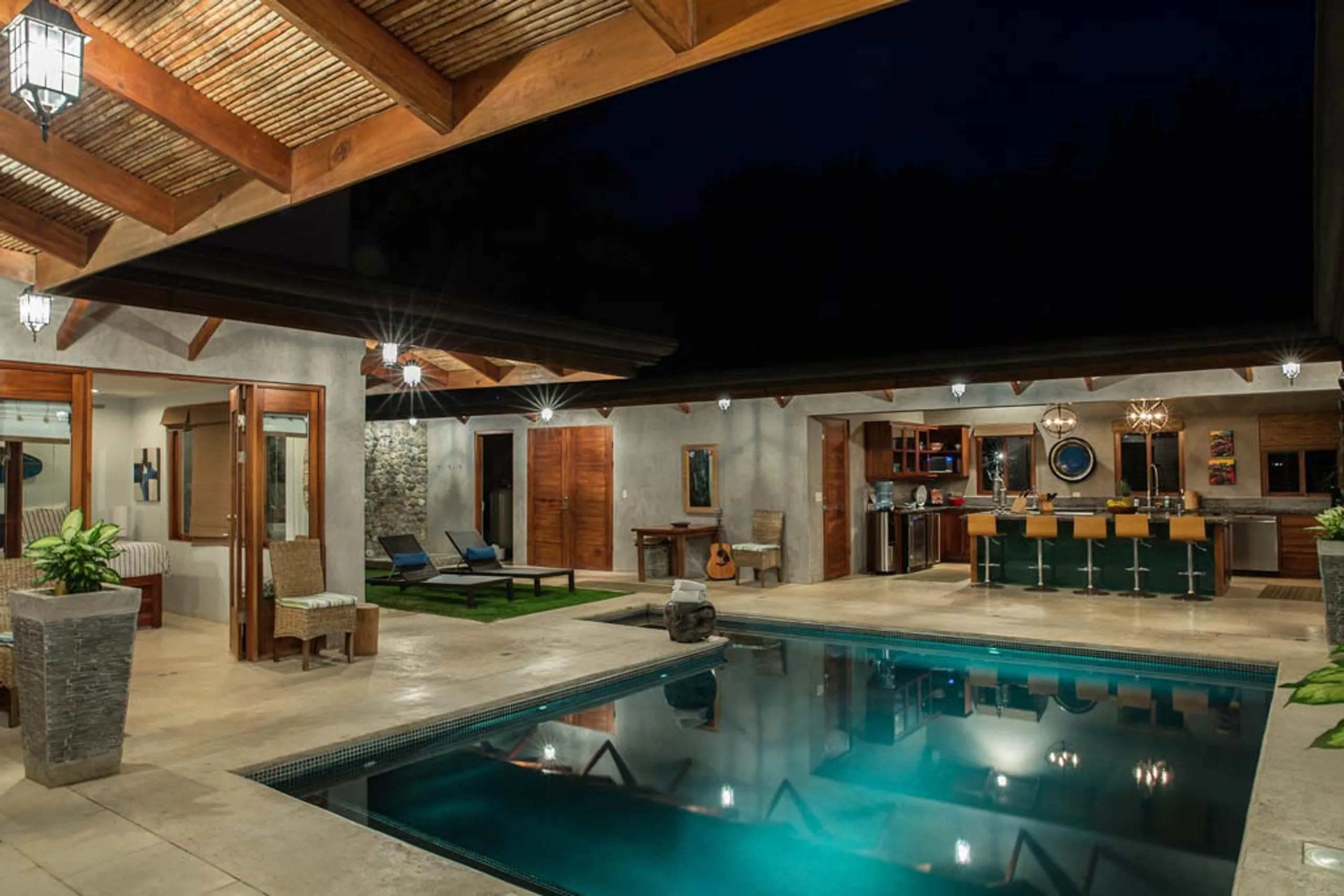 Elegant Colonial Styled Villa with Private Pool, and Lush Surroundings — photograph 2