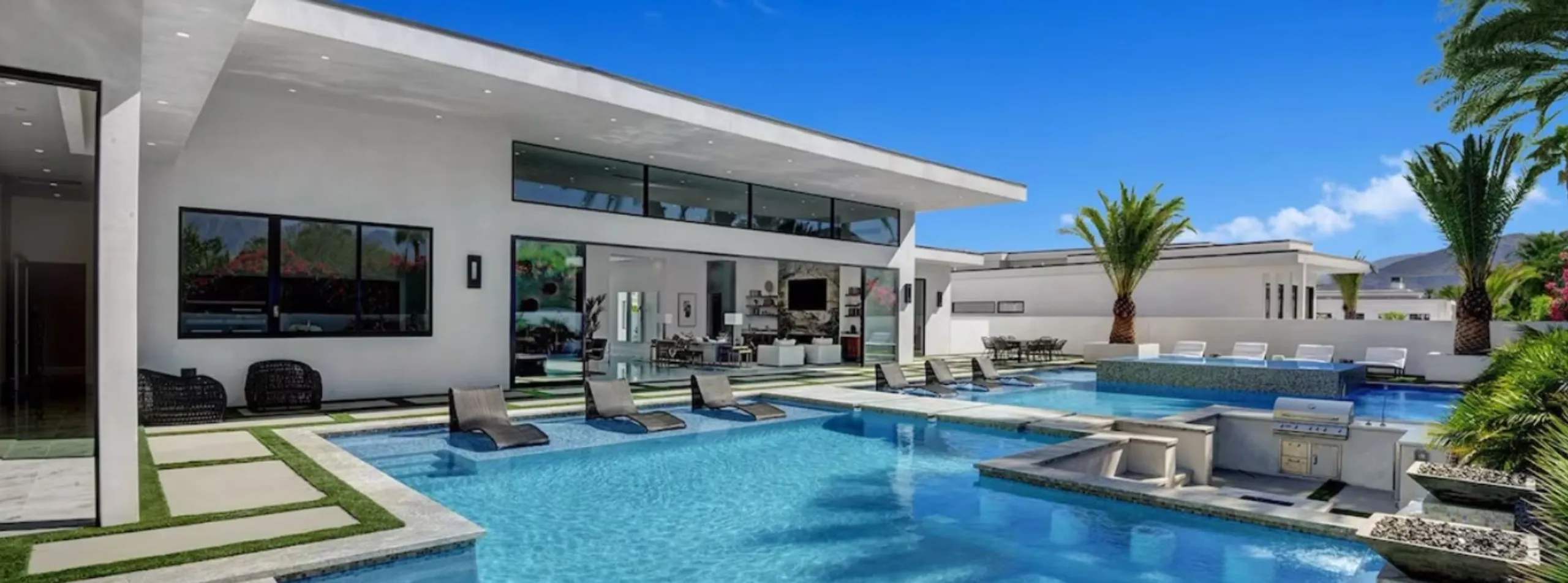 Brand-New Modern Chic Estate with Private Pool, Spa and Panoramic Mountain Views — photograph 2
