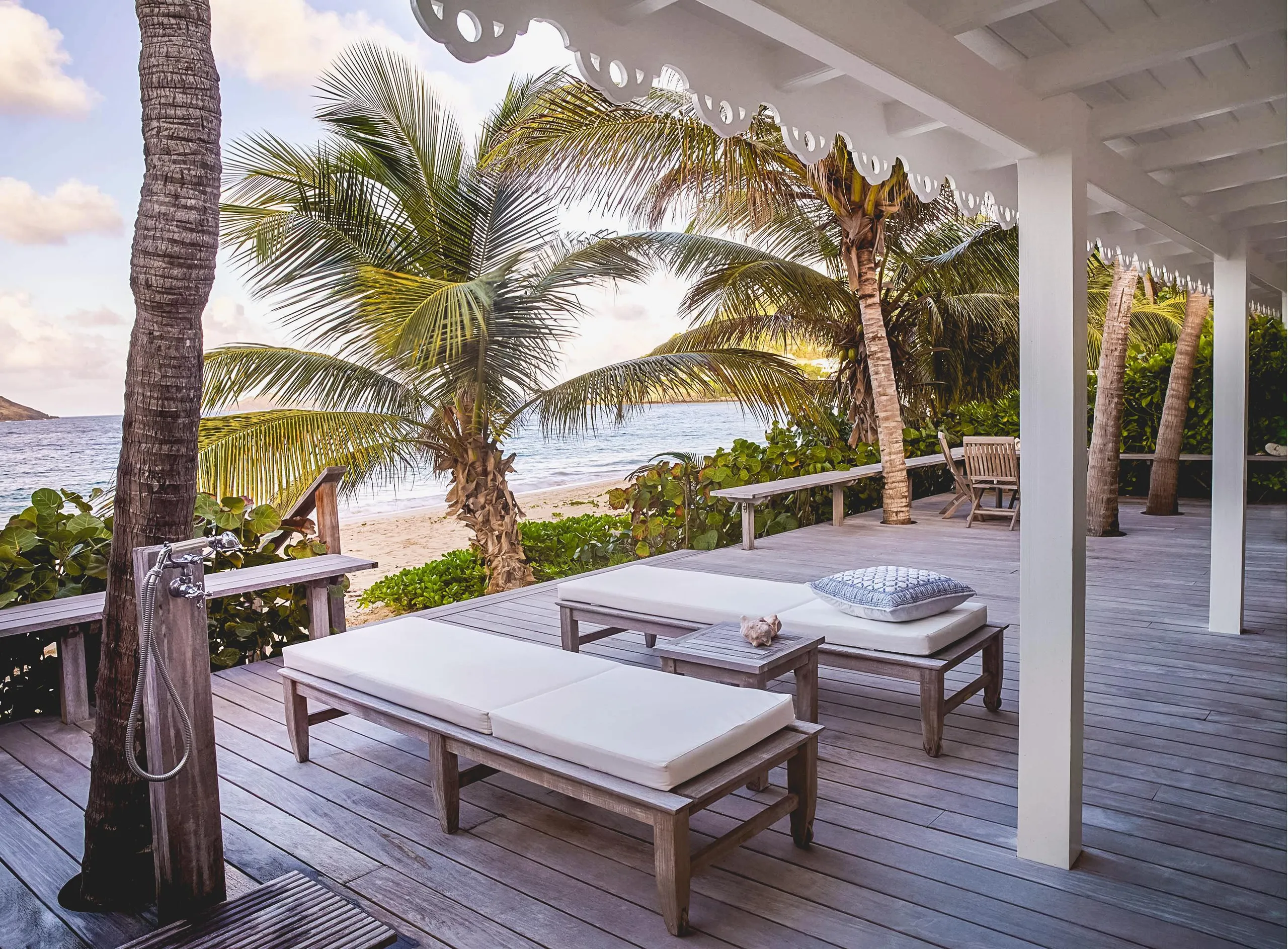 Majestic Beachfront Villa with Walks to Beach and Tropical Garden Grounds — photograph 2