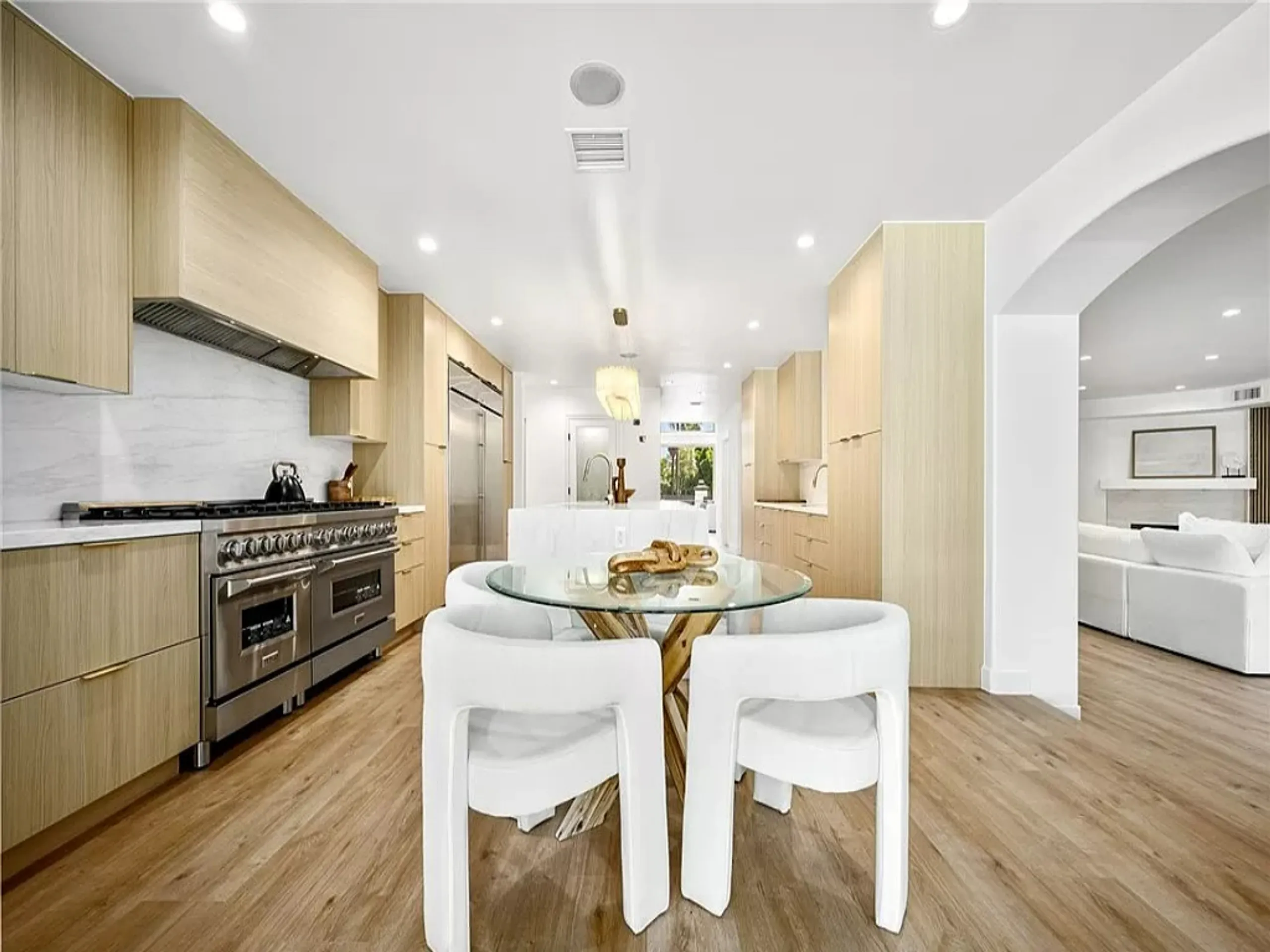 Classic Sherman Oaks Estate with Tennis Court — photograph 4
