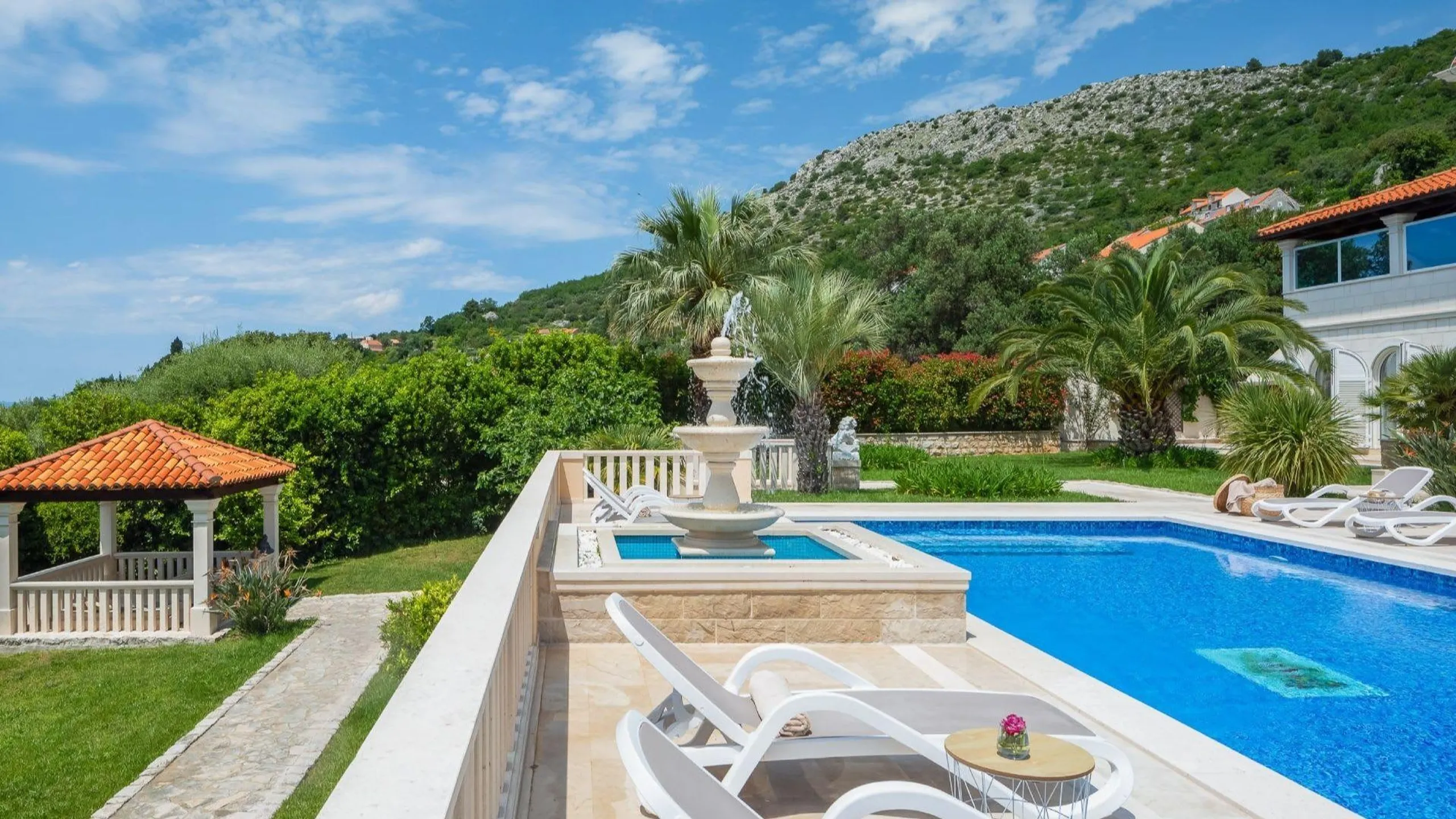 Captivating Coastal Villa with Invigorating Pool — photograph 9
