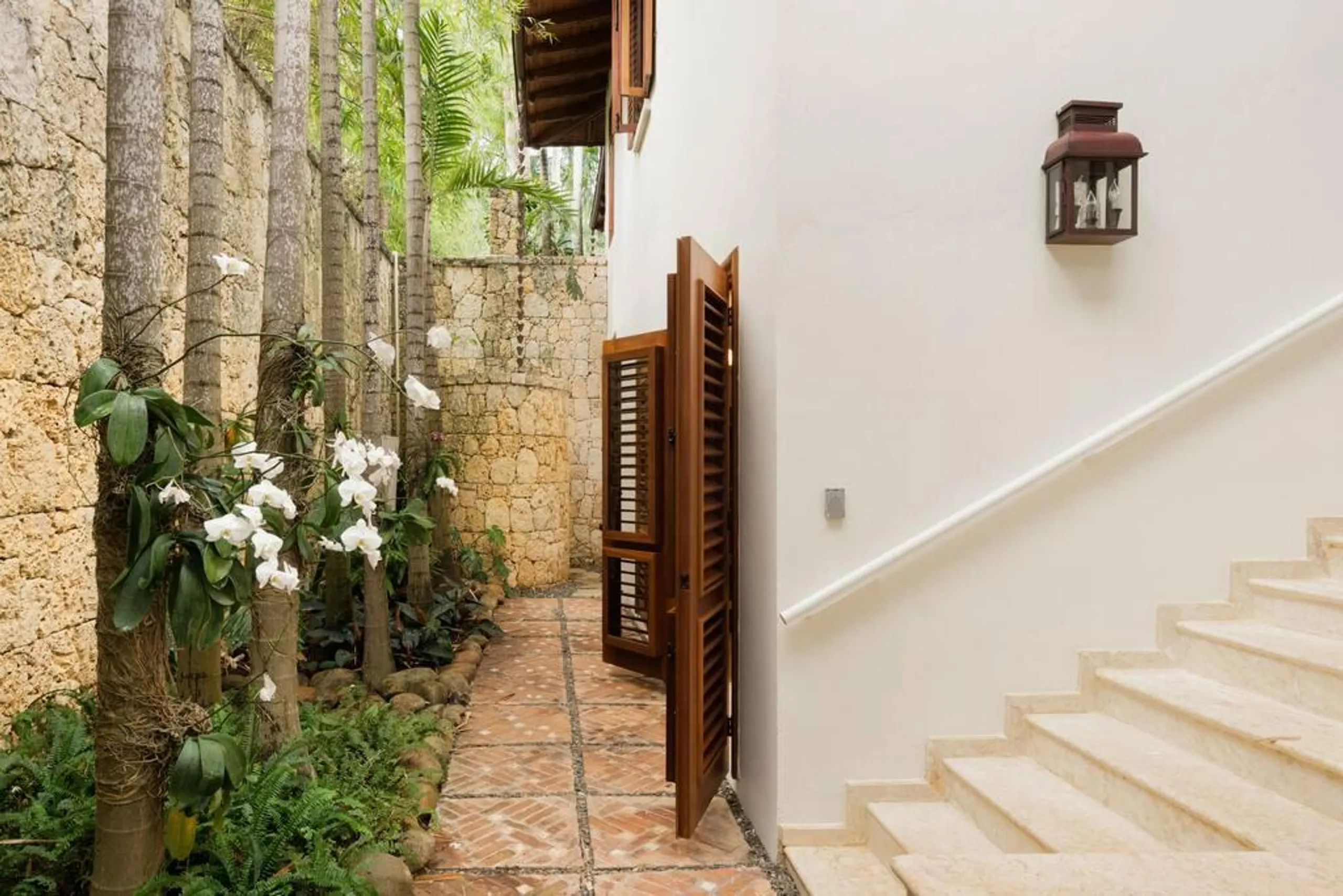 Princely Oceanside Villa with Private Pool and Panoramic Ocean Views — photograph 6