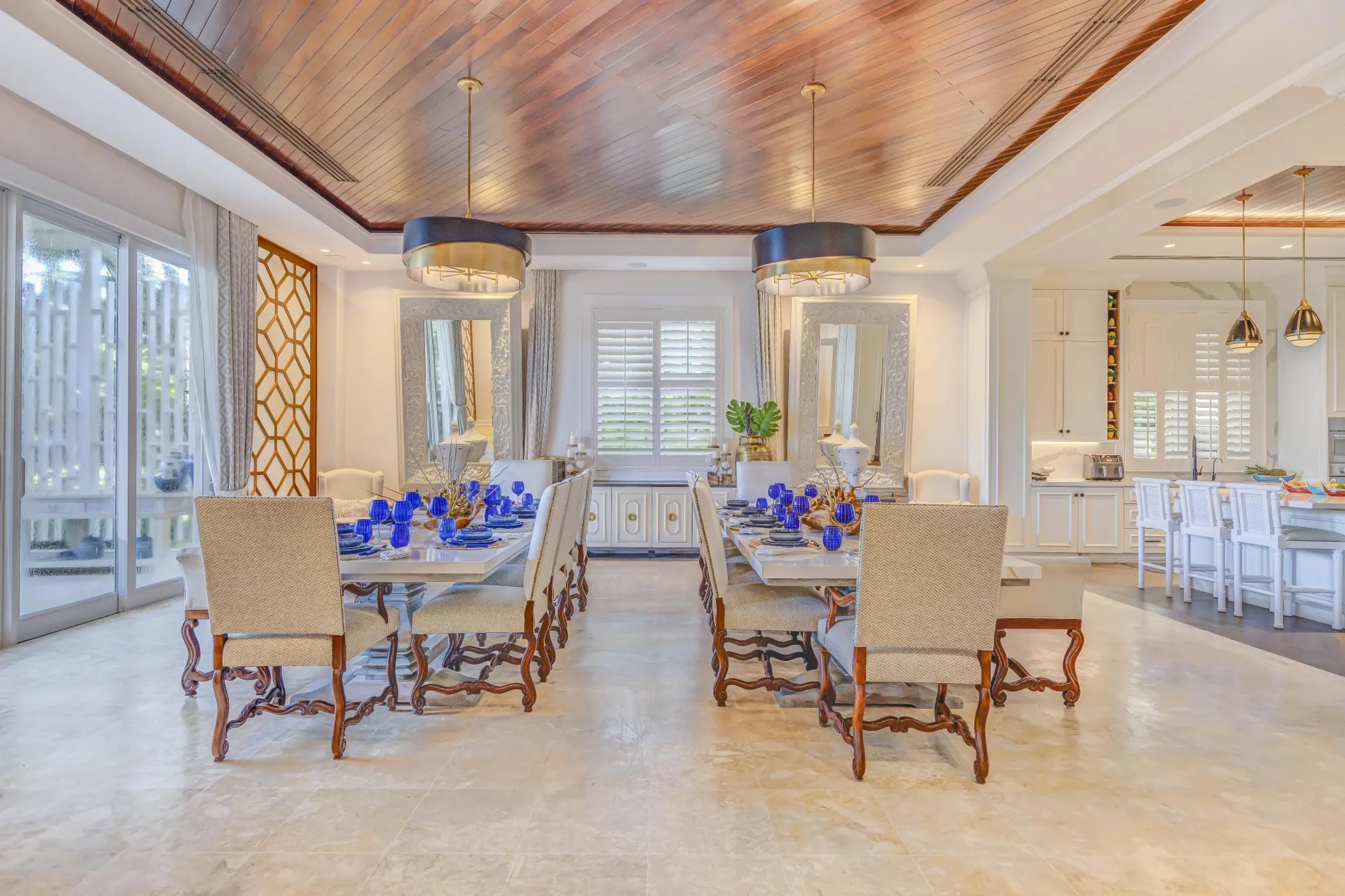 Beachfront 9BR Villa with Private Pool, Spa, &  Direct Ocean Access — photograph 10