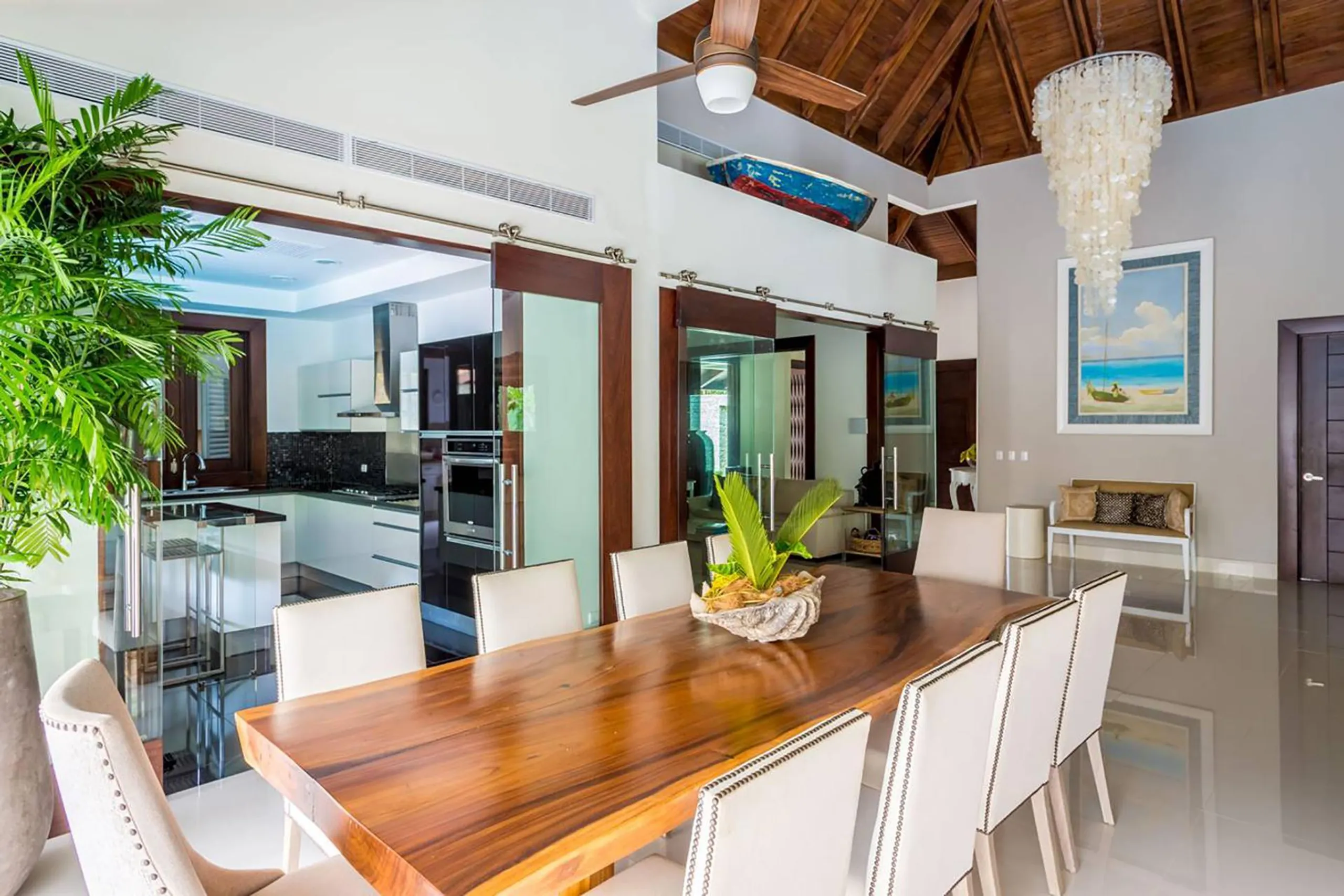 Modern Tropical Villa With Coastal Breeze — photograph 9