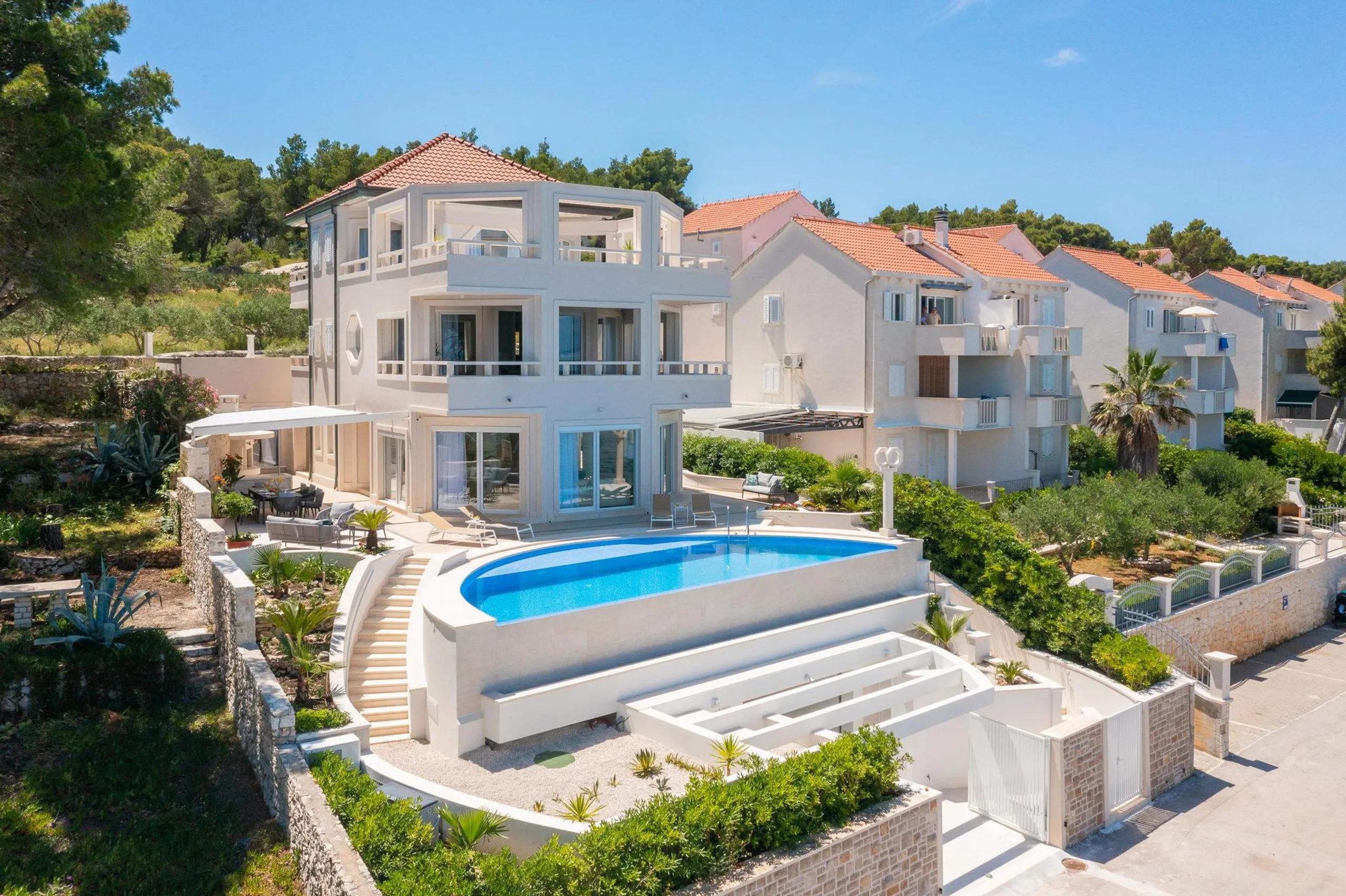 Magnificent Beachfront Villa with Infinity Pool on Brac Island — photograph 5