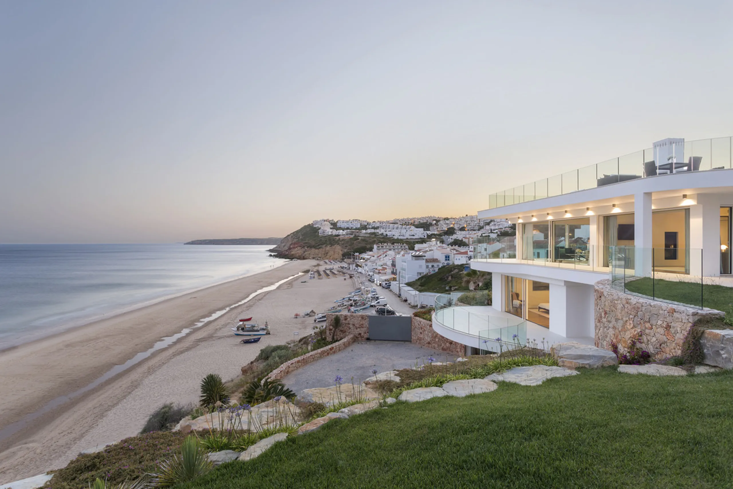 Captivating Contemporary Villa with Infinity Pool and Spectacular Coastline Views — photograph 11