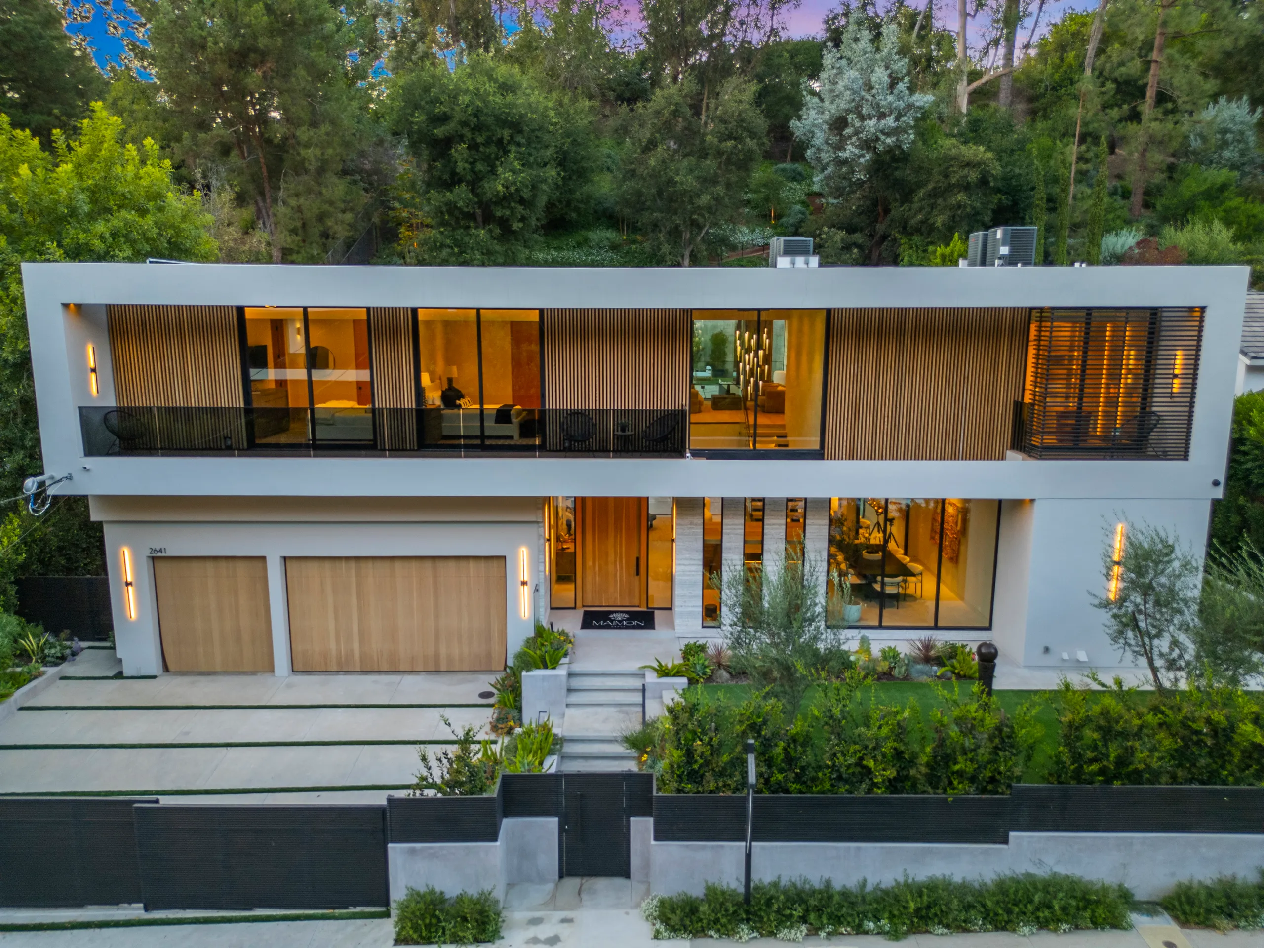 Upscale 3-Level Villa with Sparkling Saltwater Pool, Gym and Stunning Views — photograph 6