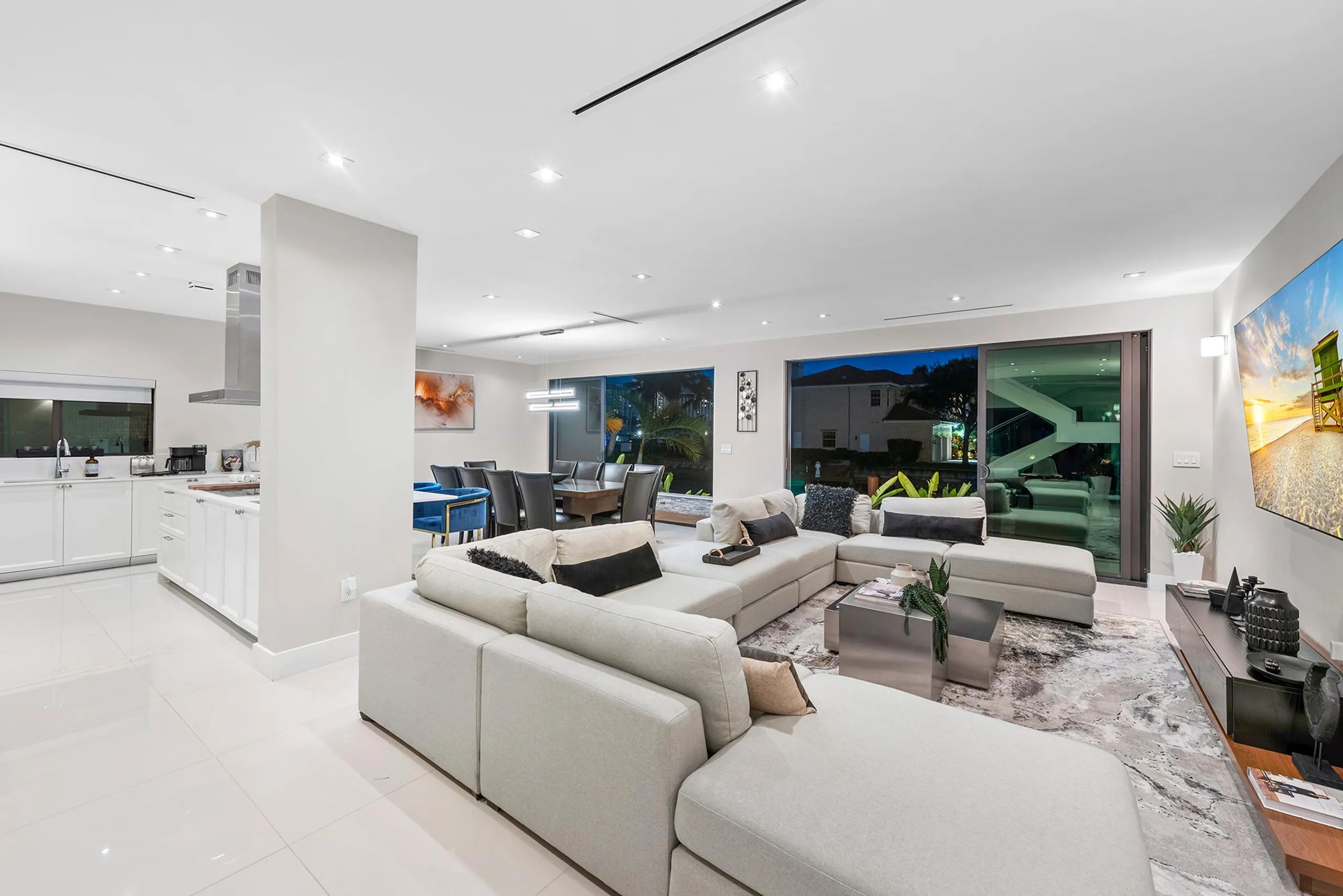 Amazing Waterfront Luxury Estate with Private Pool and Entertainment Room — photograph 7