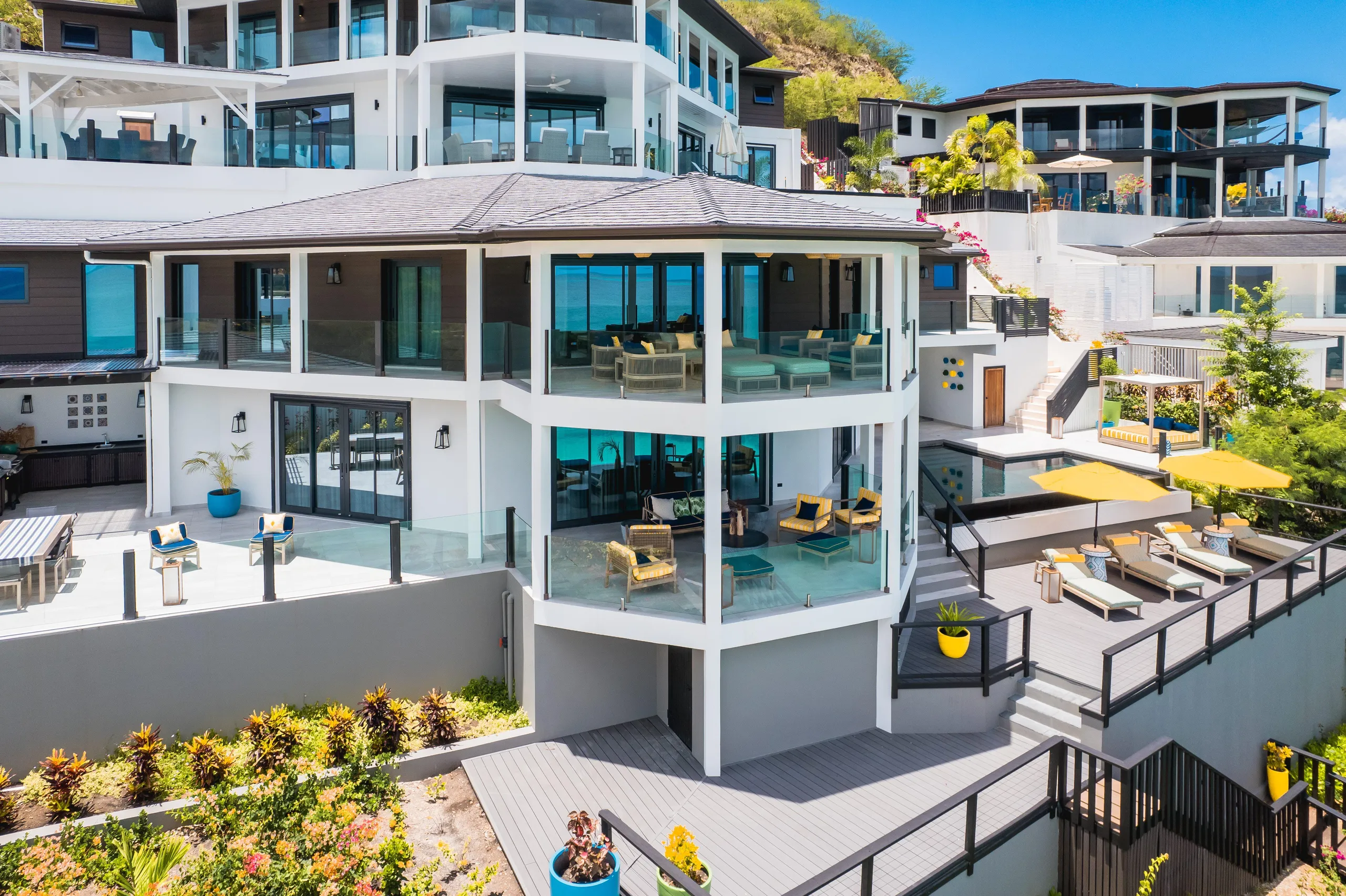 Beachfront Inspiring 4-Bedroom Villa with Infinity Pool & Private Access to Ffryes Beach, Antigua