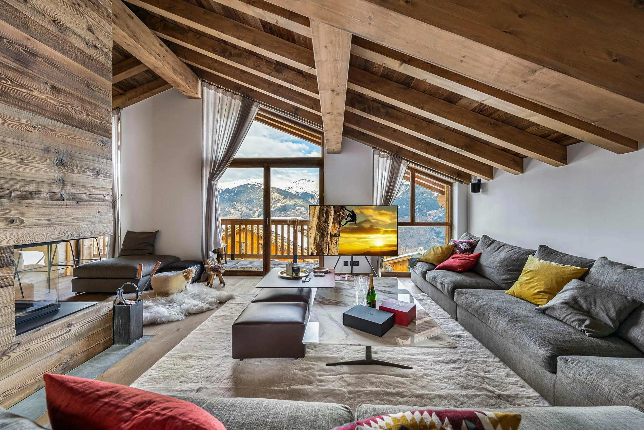 Ornate Alpine Retreat with Modern Amenities and Panoramic Views of the Surrounding Mountains — photograph 3