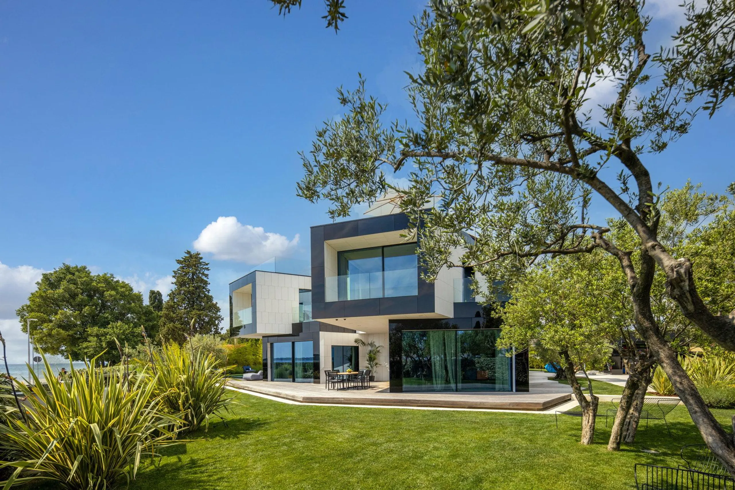 Extraordinary Beachfront Villa with Private Pool, Sauna and Sea Views — photograph 3