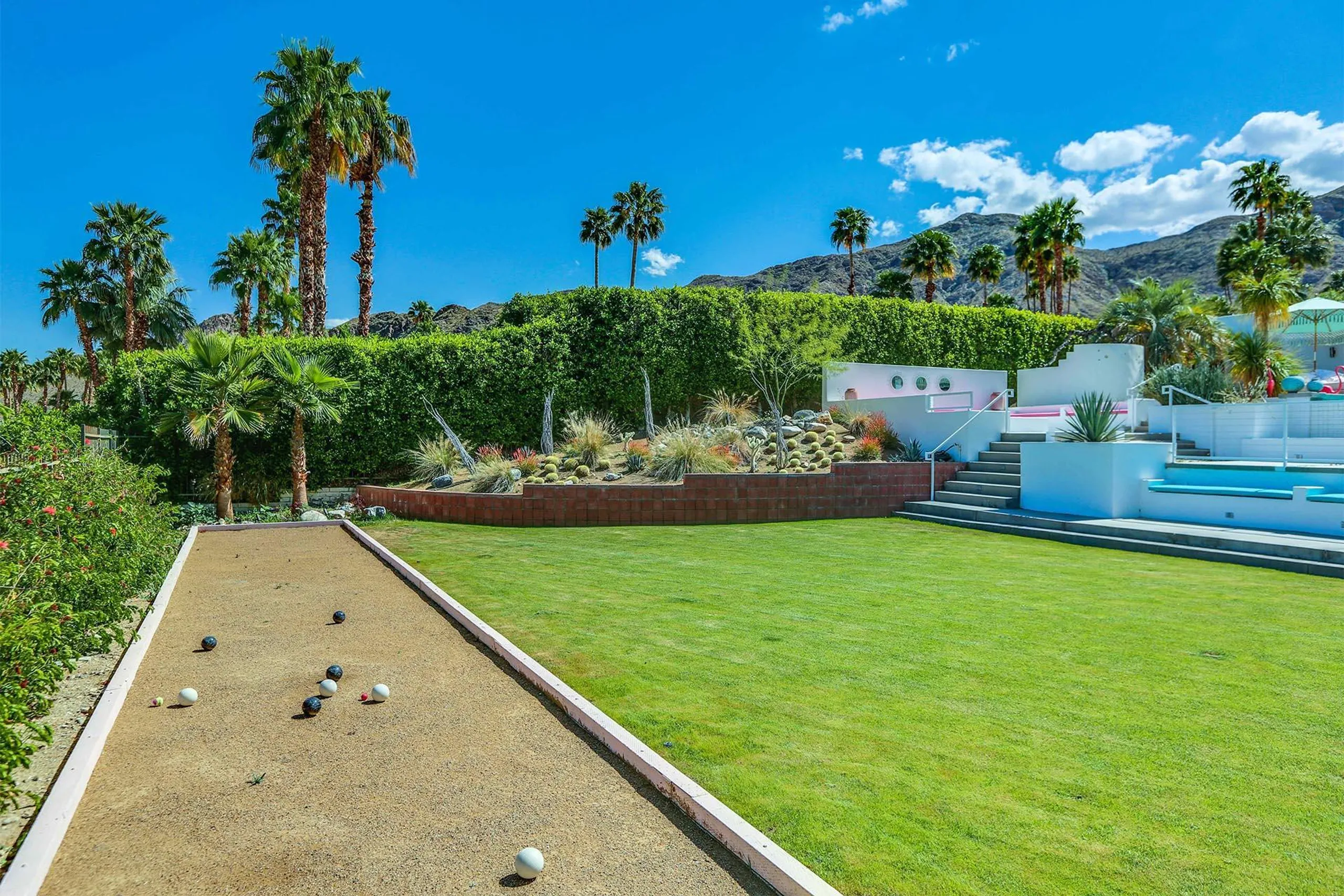 Swanky Poolside Paradise with Bocce Ball and Firepit — photograph 8