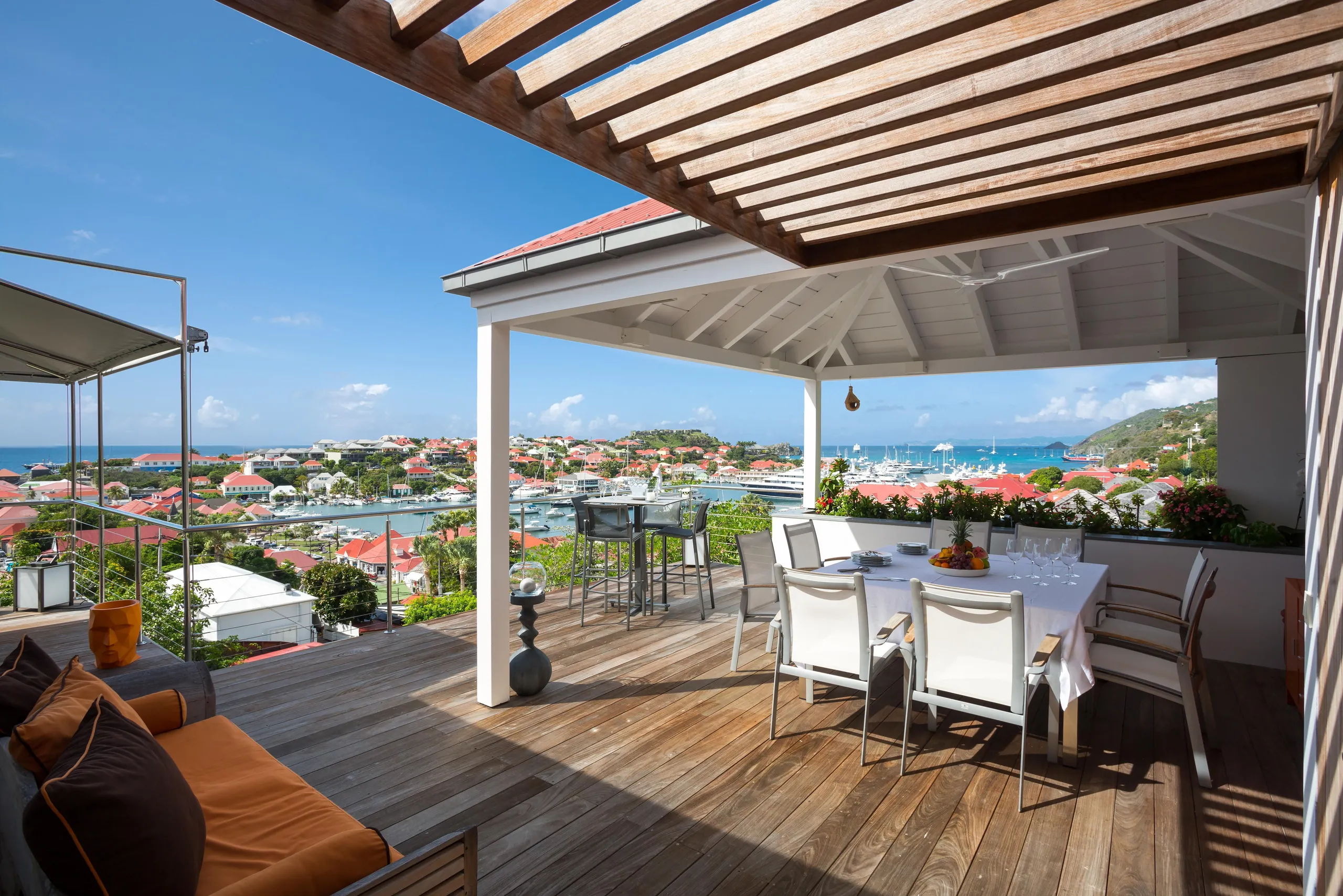 Distinguished Luxury Estate w/ Private Pool and Panoramic Ocean Views. — photograph 3