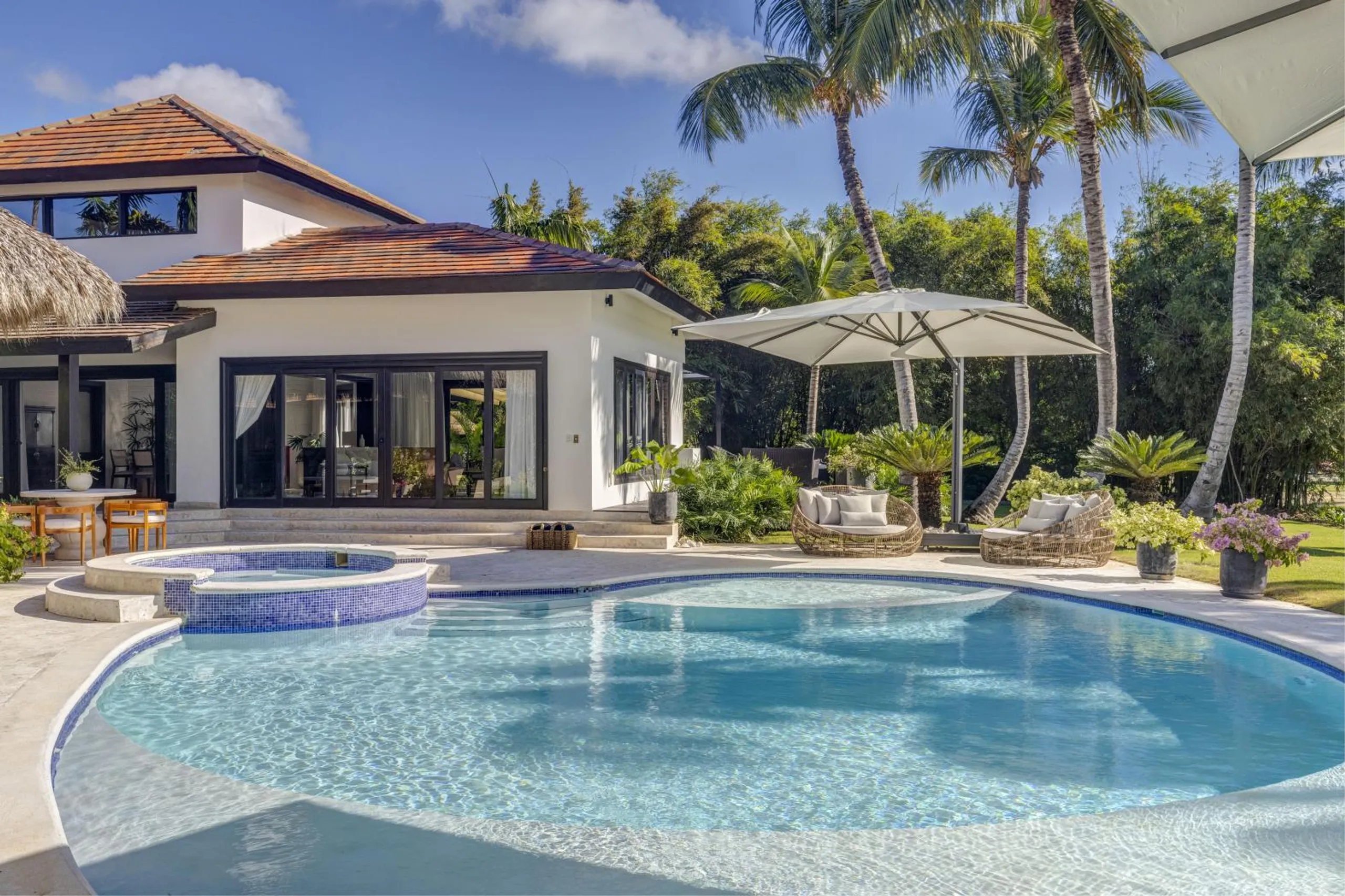 Traditional Tropical Villa with Sparkling Pool — photograph 2