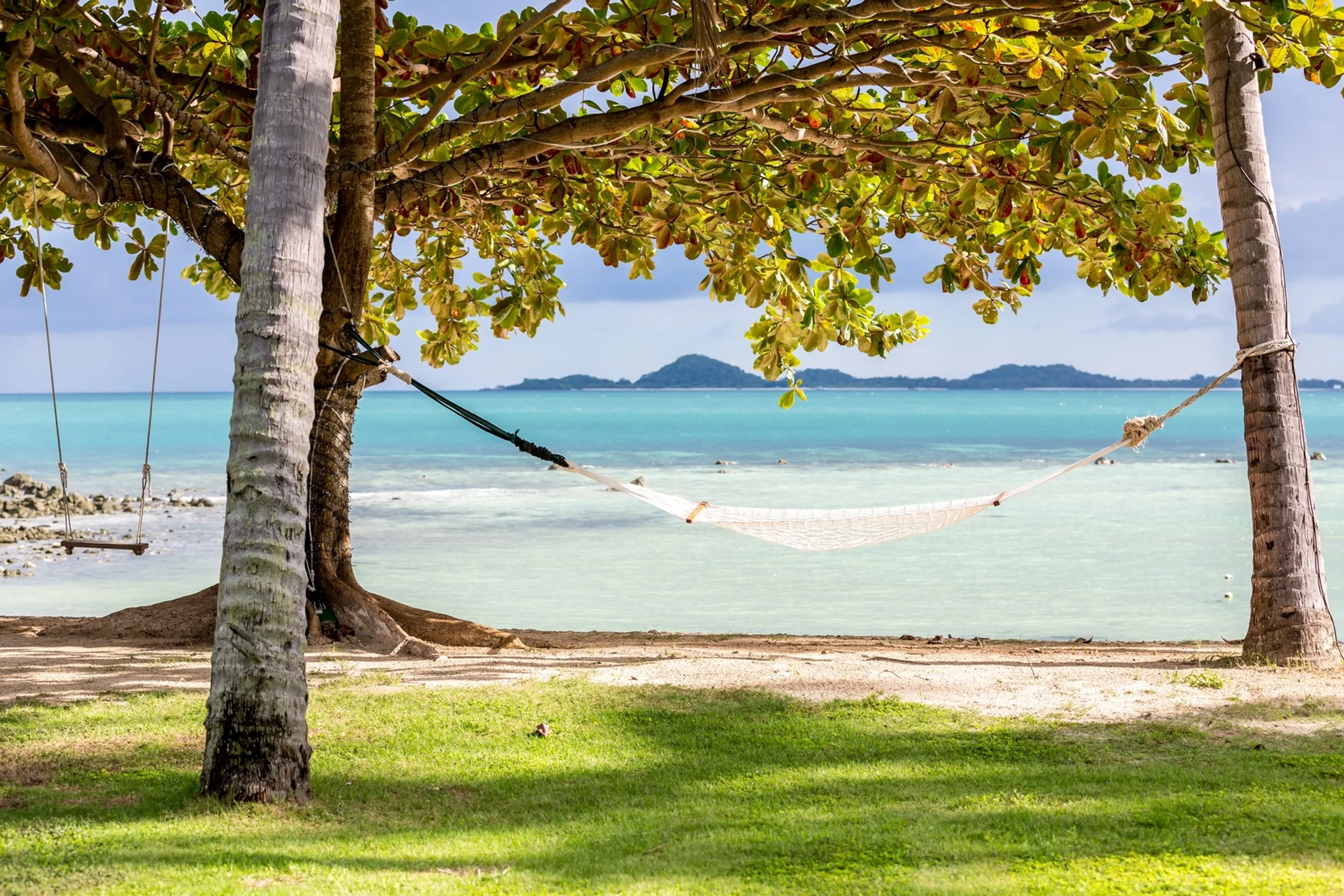 Serene Beachfront Estate with Private Pool and Teakwood Pavilions — photograph 8