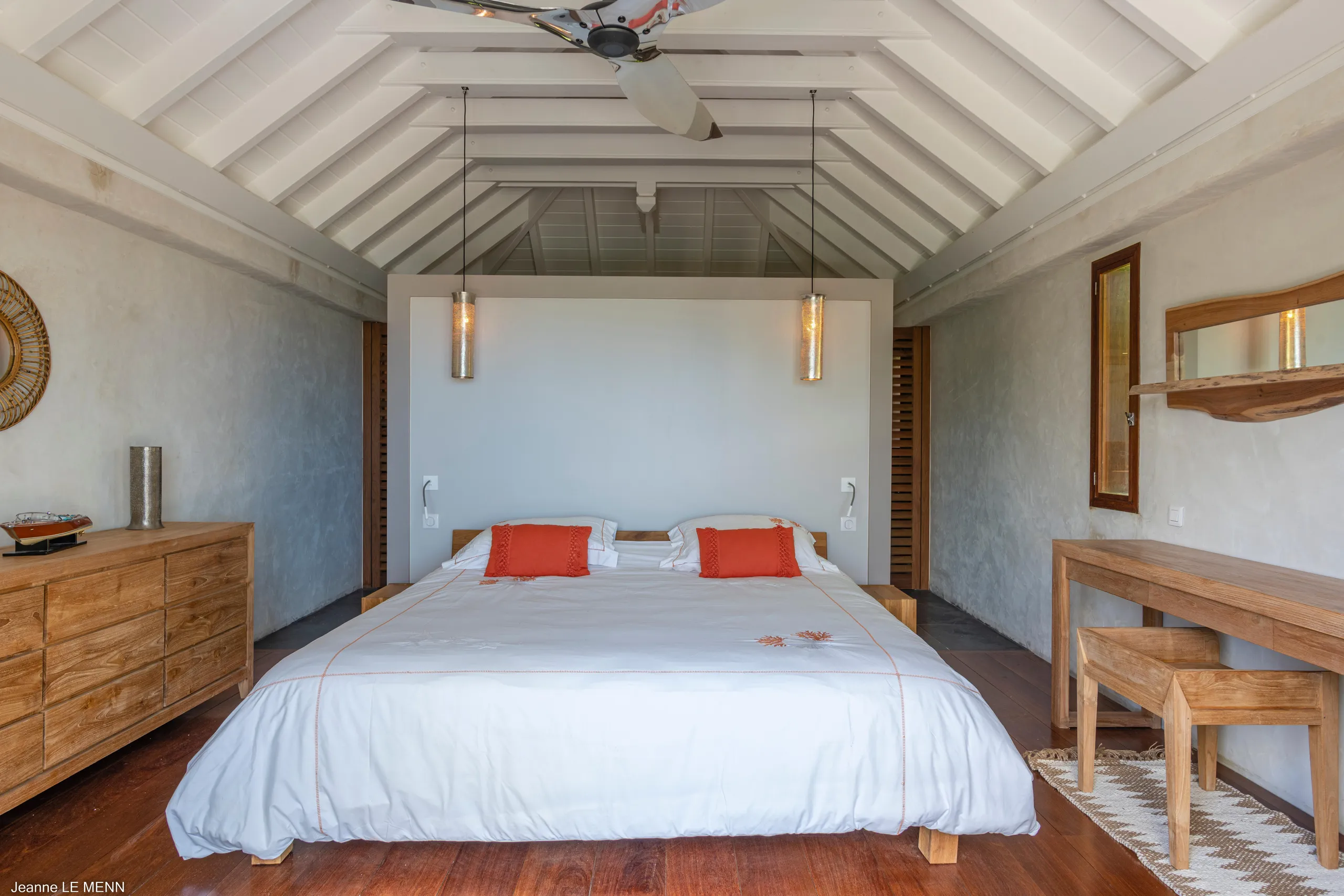 Luxurious Beachside Bungalow with Private Pool and Ocean Views — photograph 6