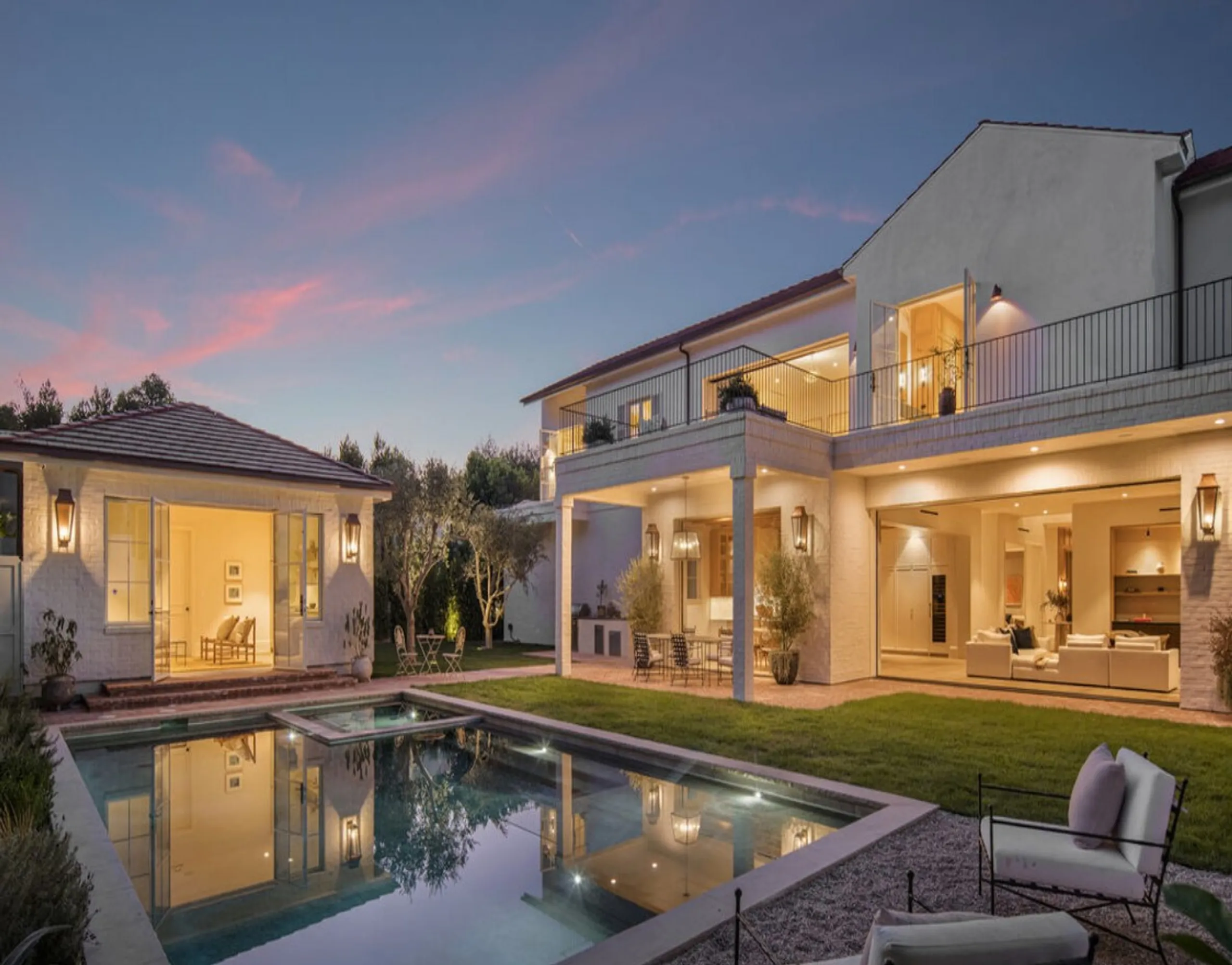 Outstanding Hillside Estate with Panoramic Views — photograph 2