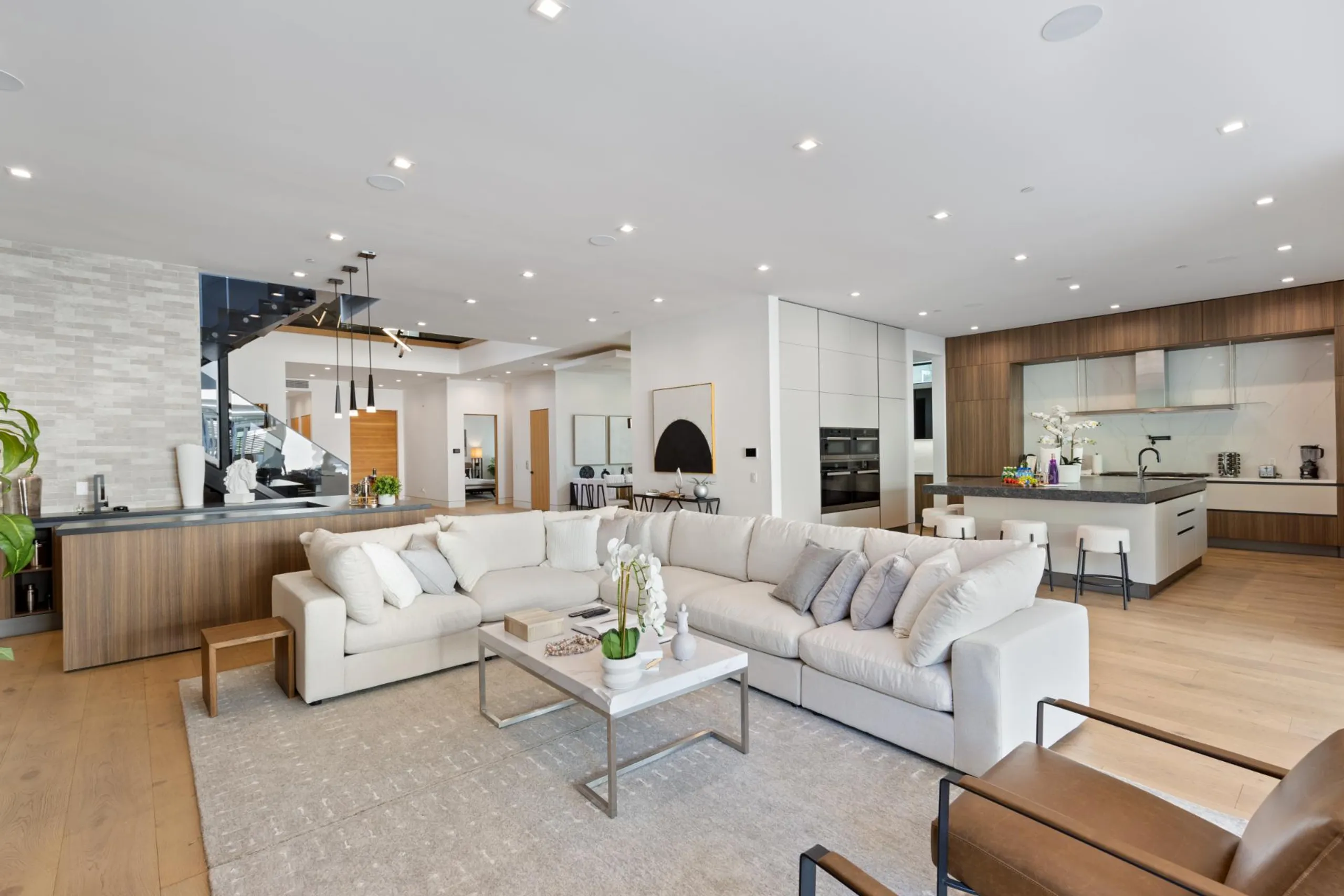 Stunning Modern Architectural Estate with Large Pool — photograph 10