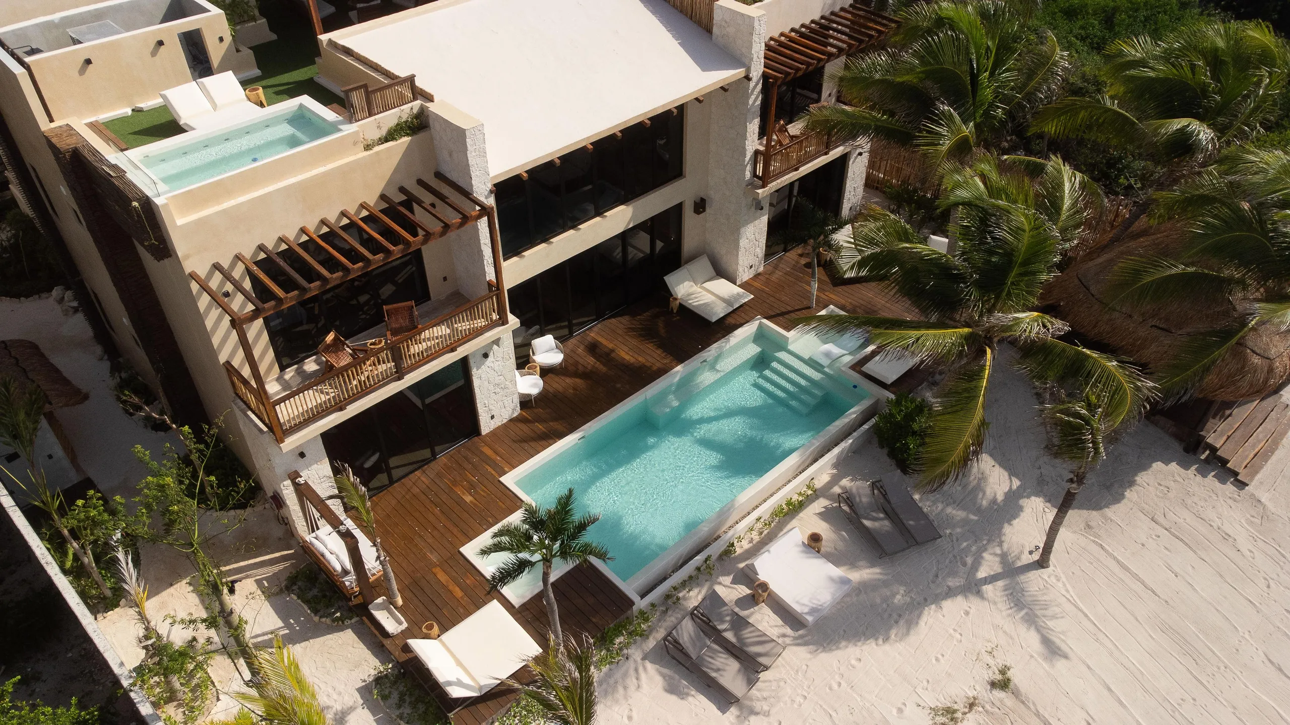 Beautiful Beachfront Estate with Infinity Pool and Ocean Views — photograph 2