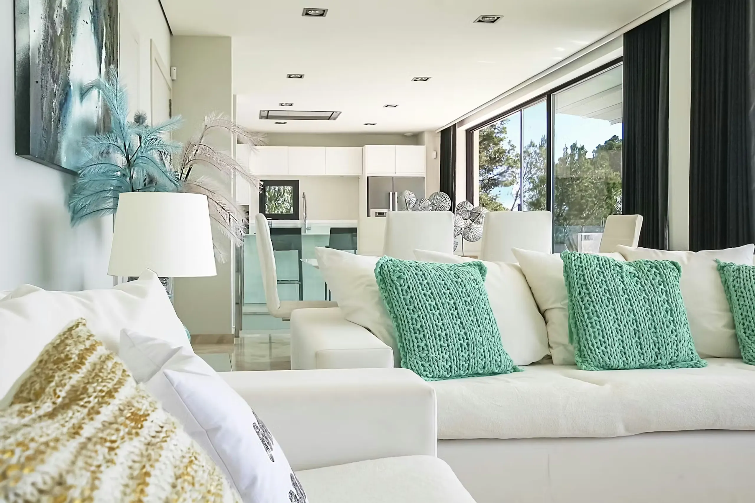 Gleaming Coastal Escape with Infinity Pool and Endless Views — photograph 10