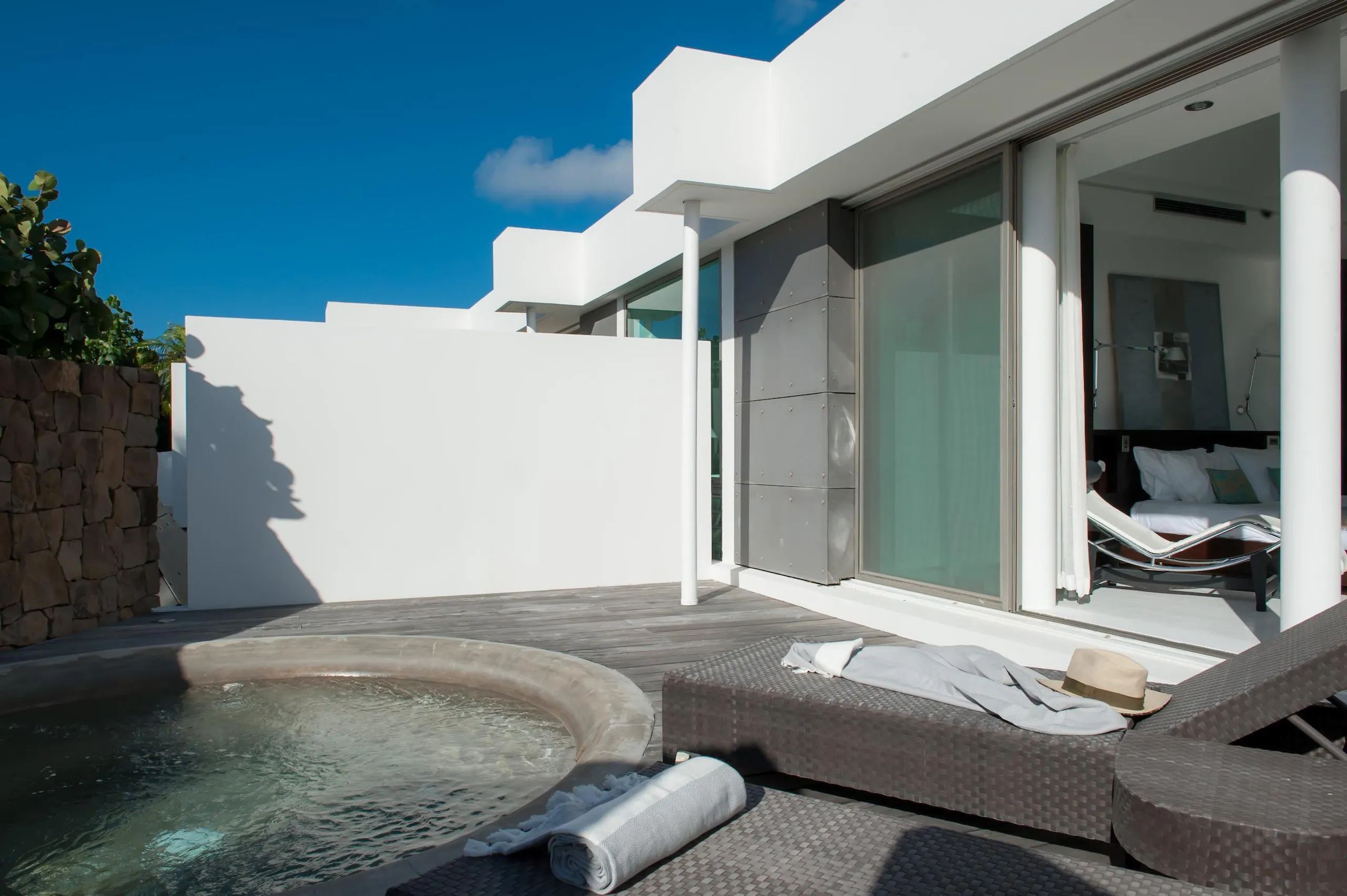 Shimmering Caribbean Villa with Infinity Pool and Ocean Views — photograph 5