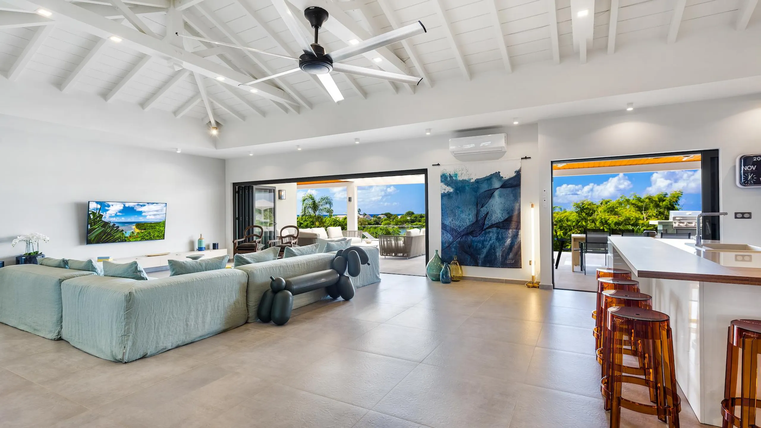 Impeccably Designed Villa with Private Pool, Immersive Living Space, and Stunning Views — photograph 10