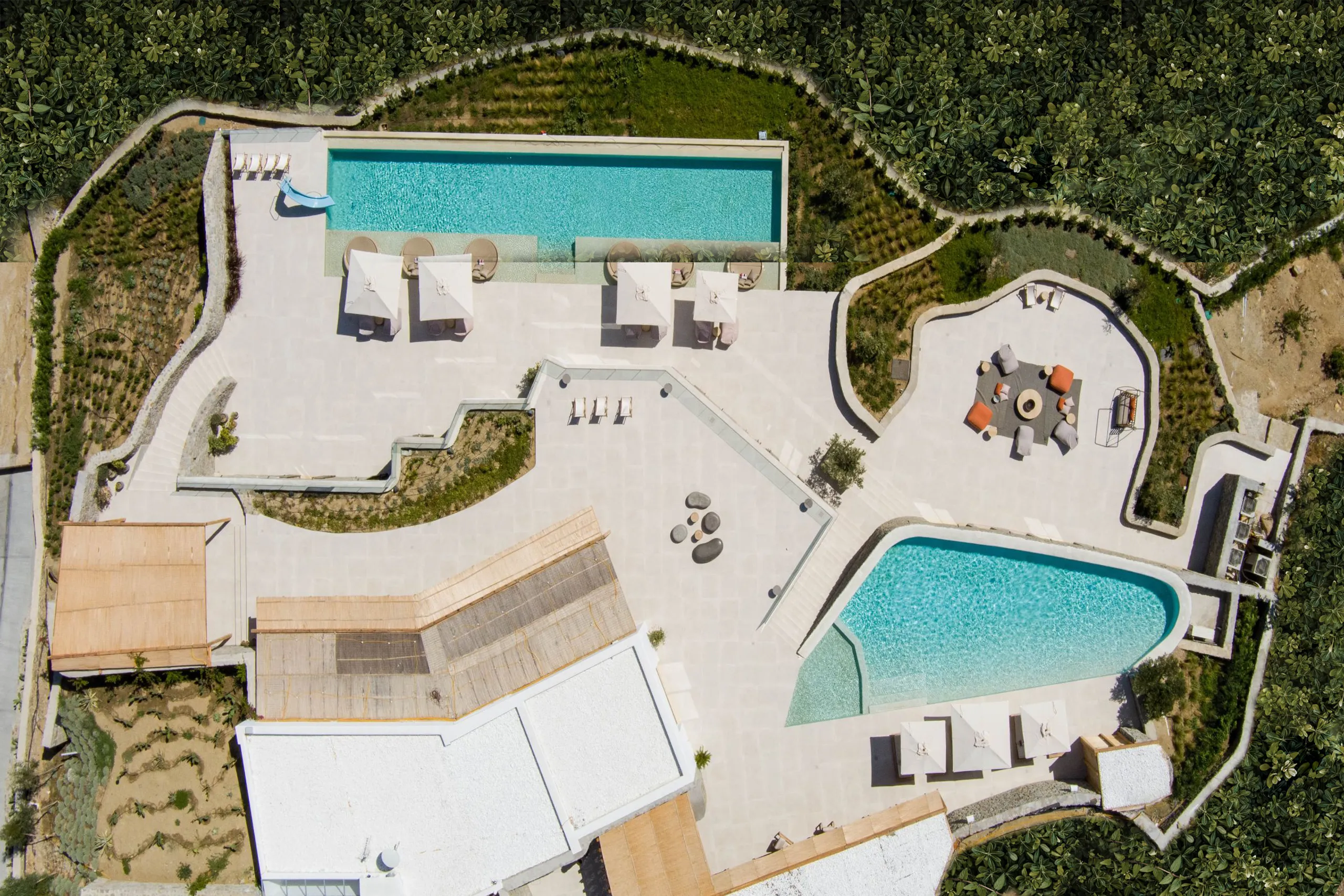 Top-of-the-line Psarou Getaway with Infinity Pool and Panoramic Sea & Beach Views — photograph 4