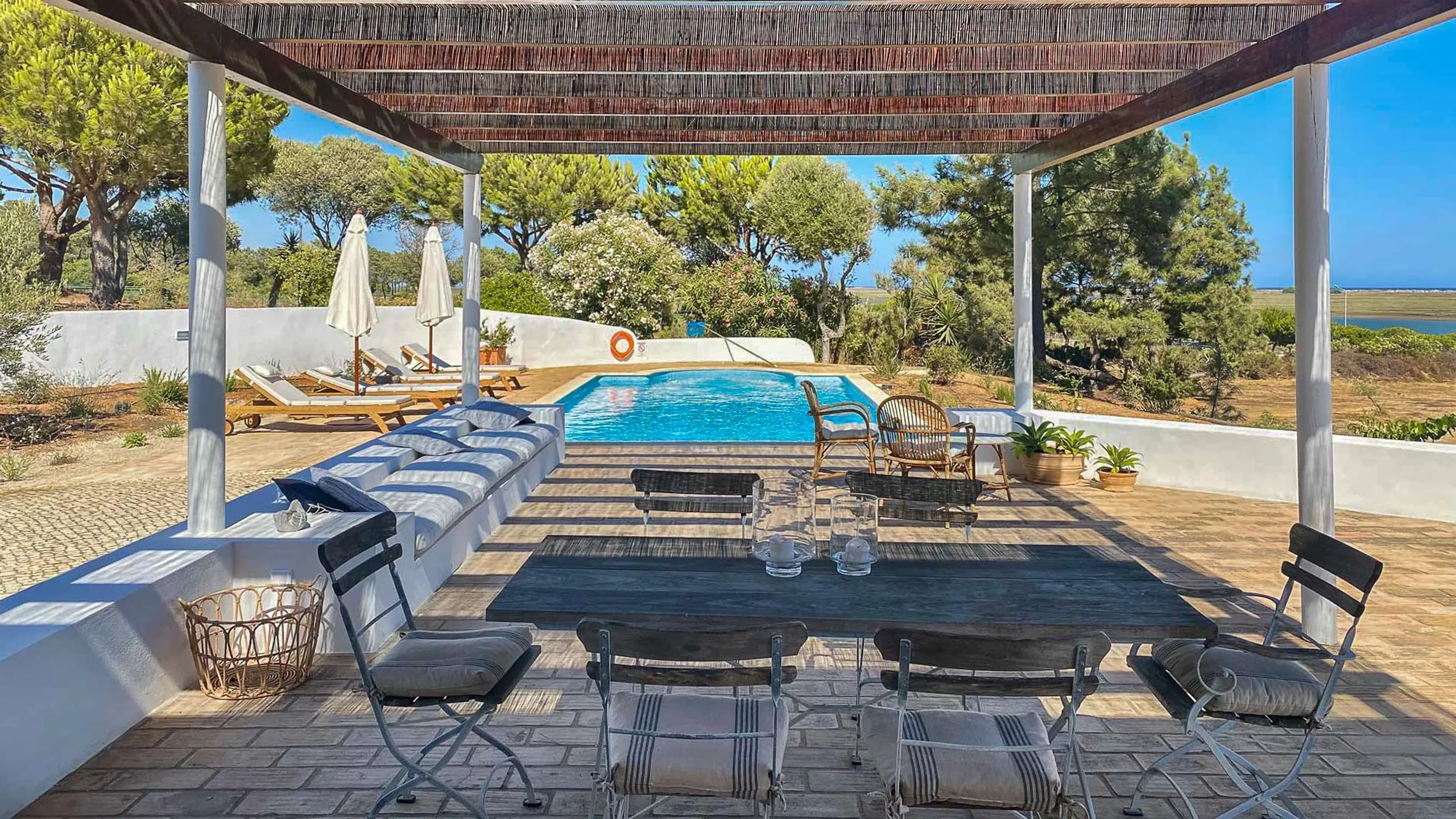 Gleaming Beachside Villa with Two Private Pools and Underfloor Heating — photograph 8